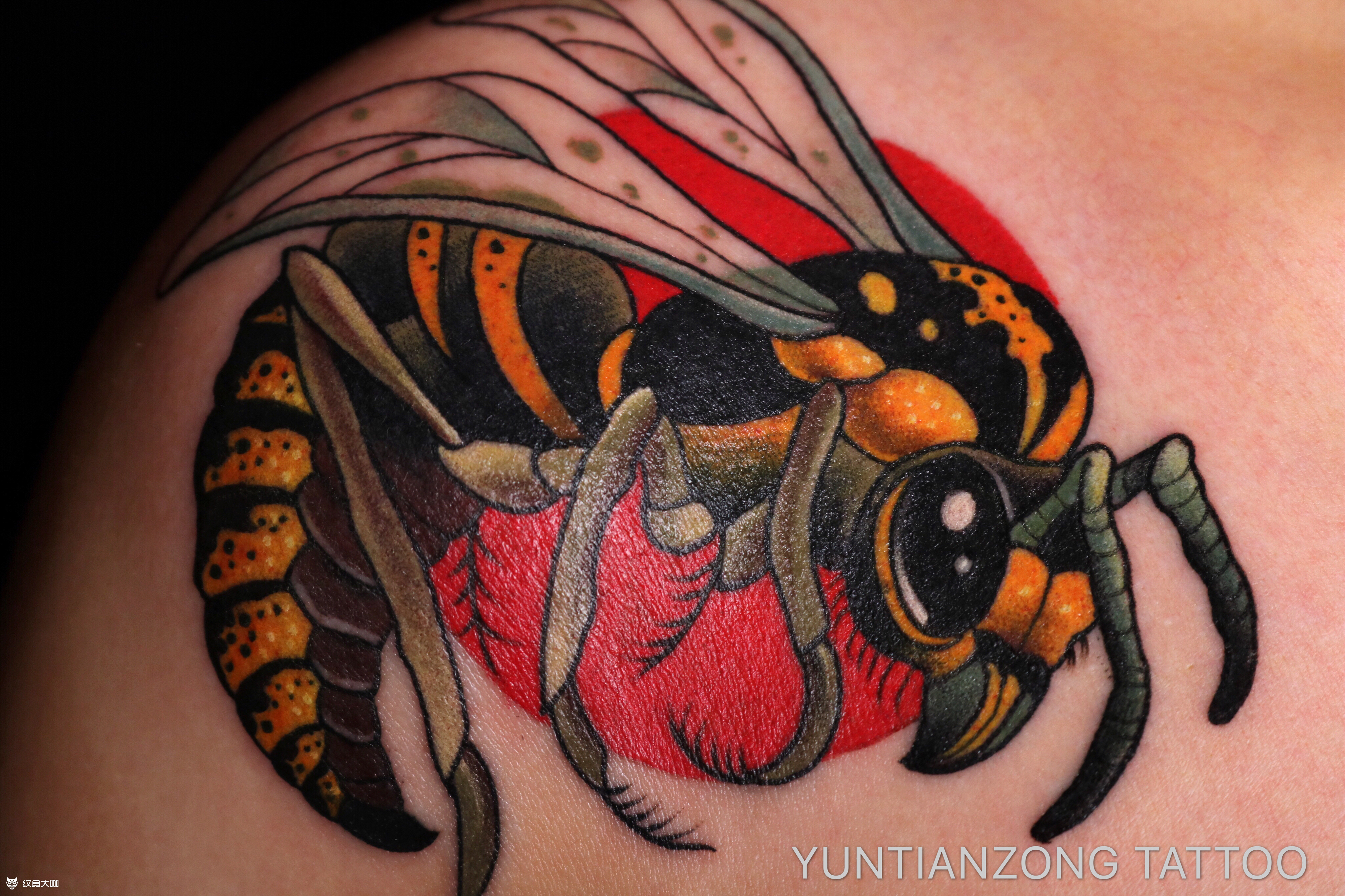 大腿彩色蜜蜂纹身图案