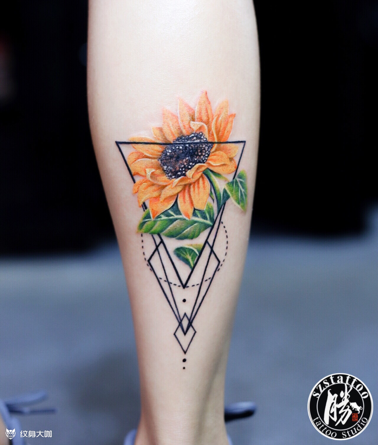 彩色太阳花 算是彩色与几何图碰撞出的 大清晰 了叭 Tattoo By 勝 纹身大咖图库