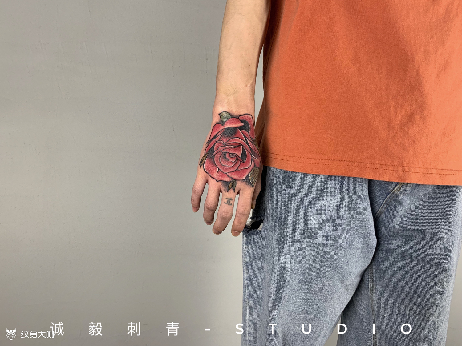 手臂彩色花卉国画纹身图案