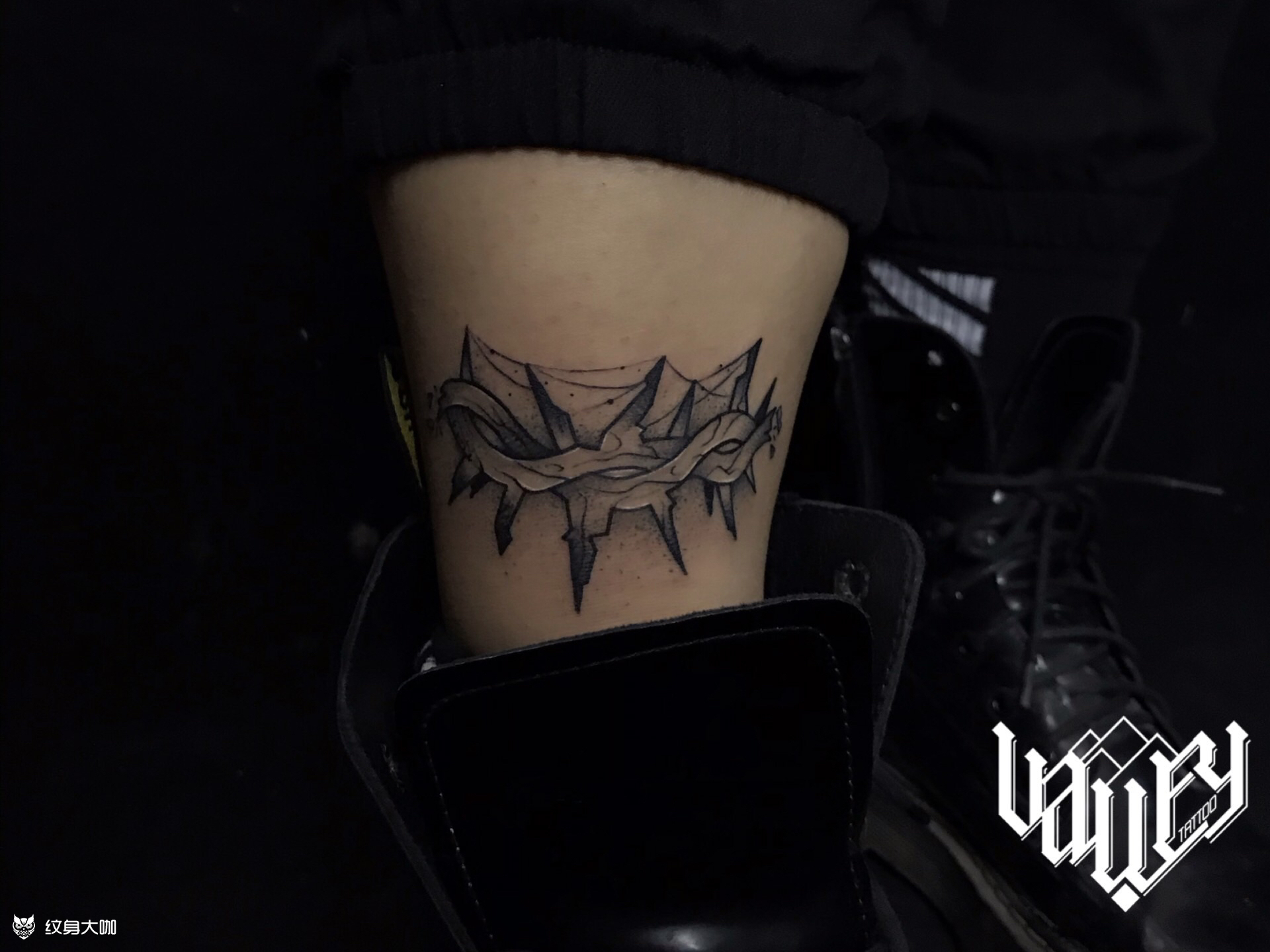 武汉纹身店：美女腿部向日葵纹身