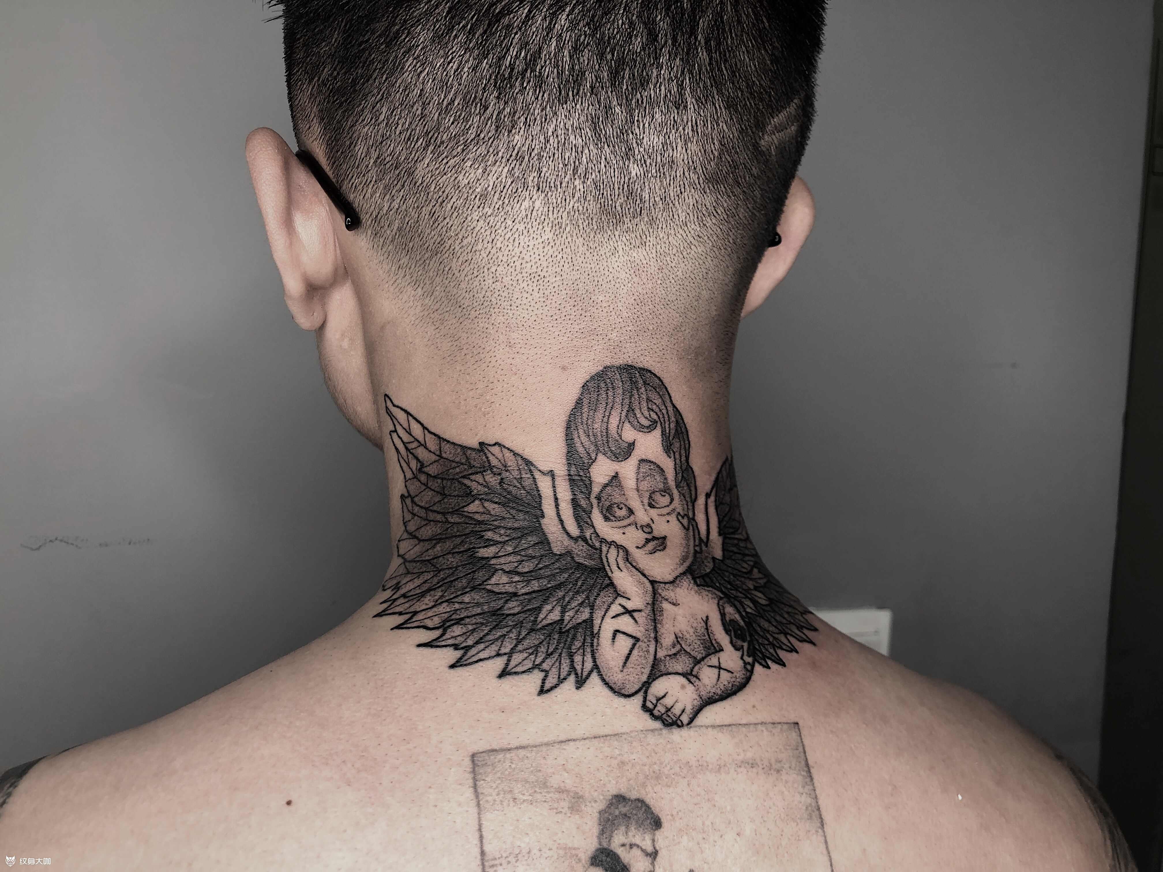 小天使脖子纹身_纹身图案手稿图片_先先的纹身作品集