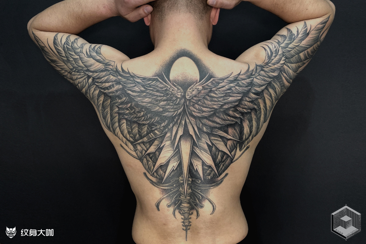 翅膀纹身_黑灰写实纹身图案大全 - 纹身大咖