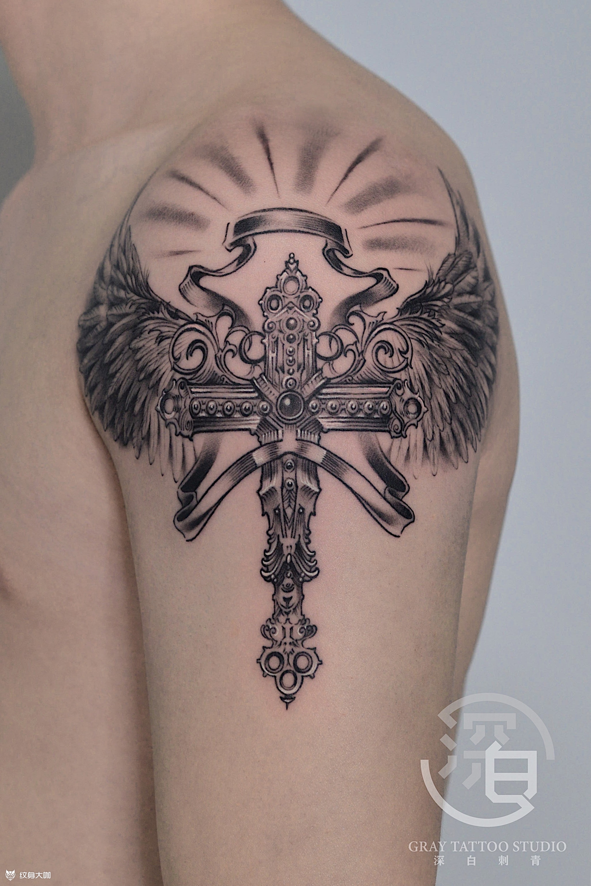 胸口黑灰十字架与翅膀刺青作品