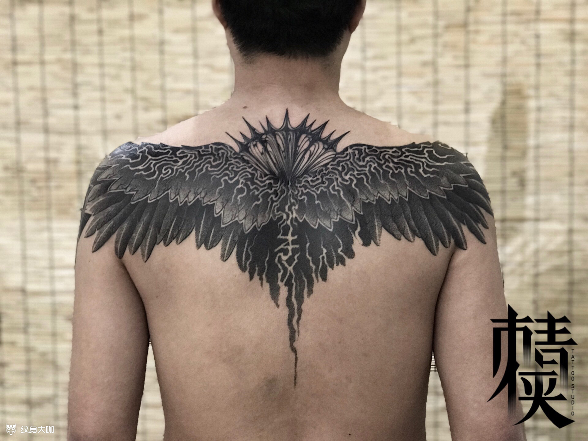 胸口黑灰翅膀纹身图案