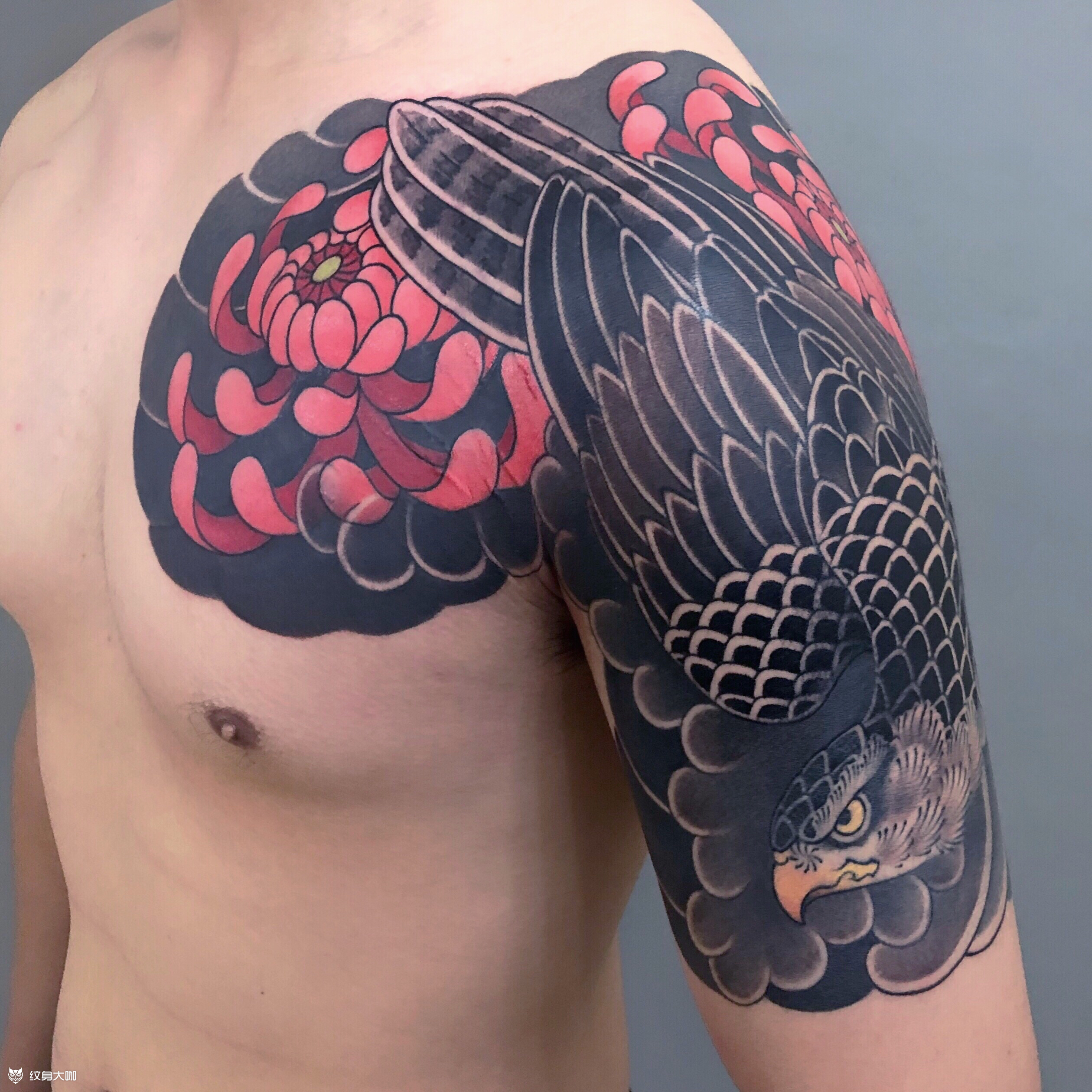 日式传统半胛鲤鱼纹身图案
