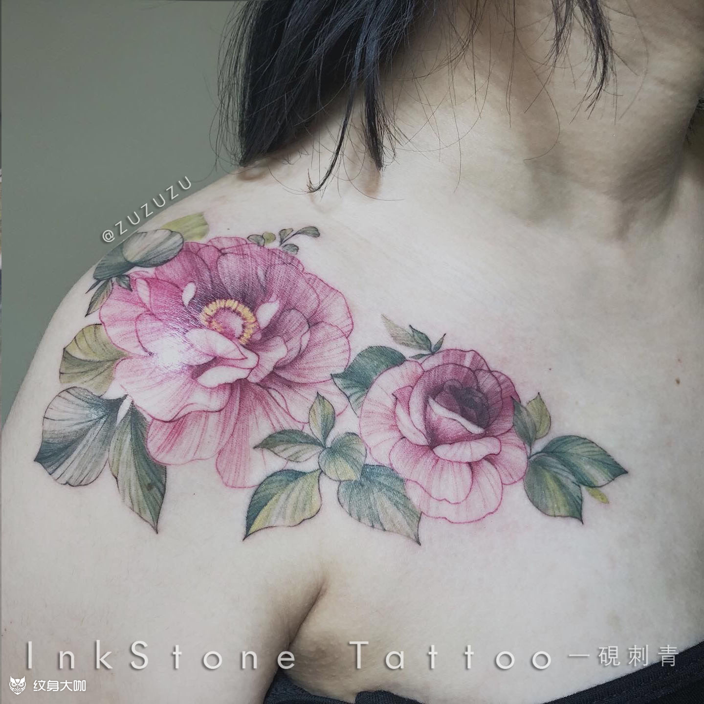肩胛彩色玫瑰花纹身图案