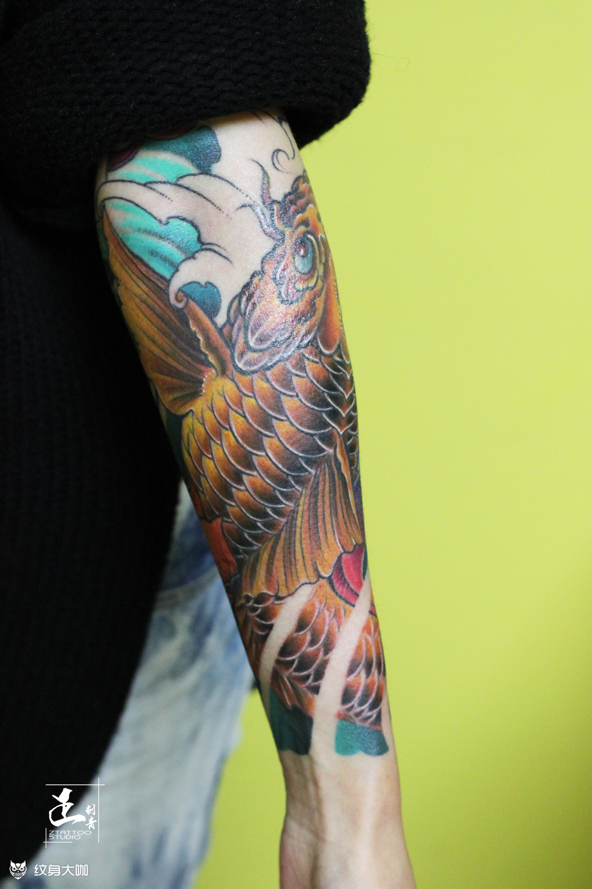 大臂象征富贵吉祥的黑灰牡丹鲤鱼纹身图案 - 广州纹彩刺青