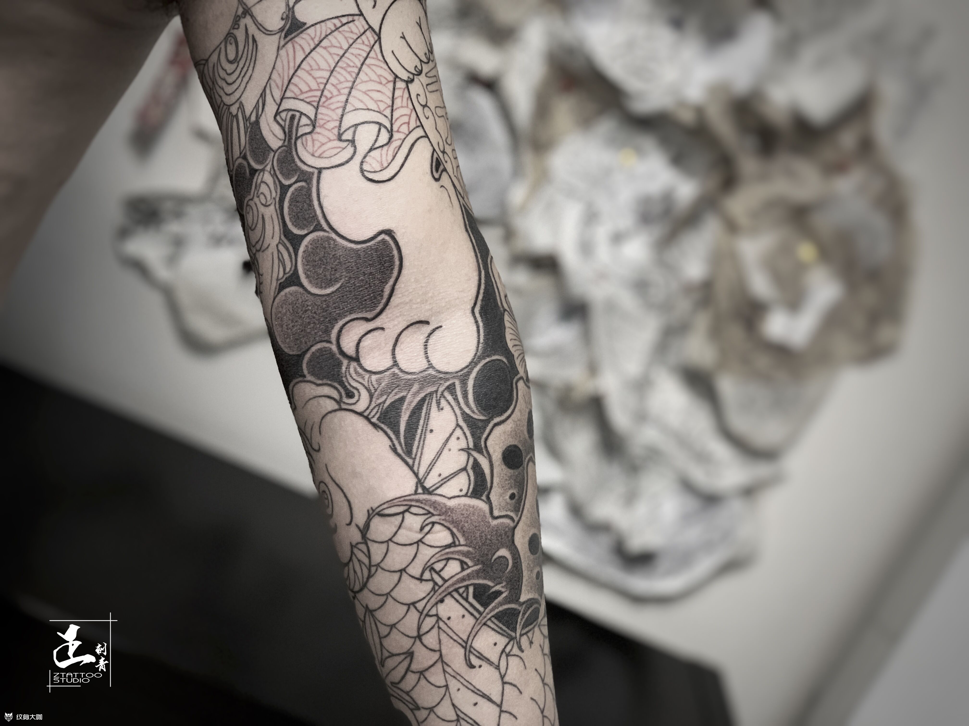 2015年为朋友做的花臂，其中小臂上的鲤鱼，咖色系，胳膊太细所以单面展现的不太完整囧。 耗时：忘记了… Tattoo by 晓鹏_纹身大咖图库