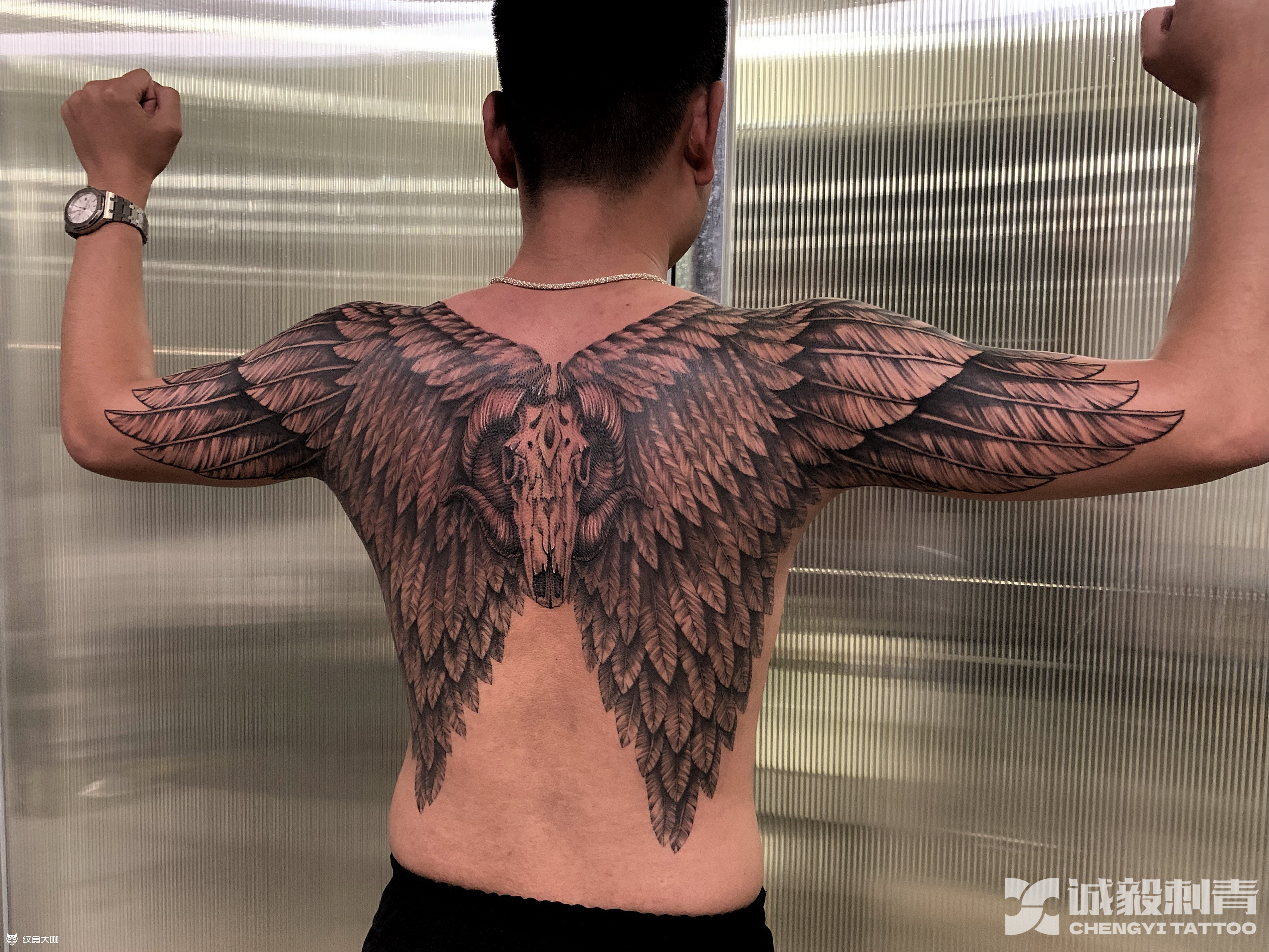 马先生后背的天使魔鬼翅膀双拼纹身图案-上海纹彩刺青