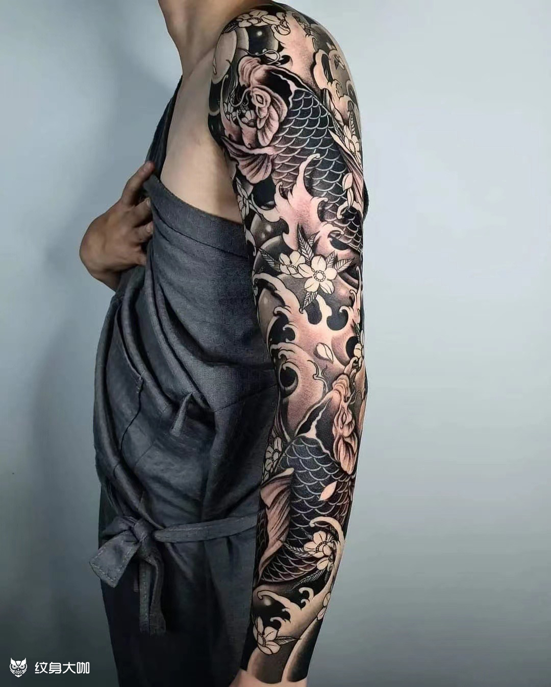 广州林先生手臂上的花臂锦鲤纹身图案 - 广州纹彩刺青