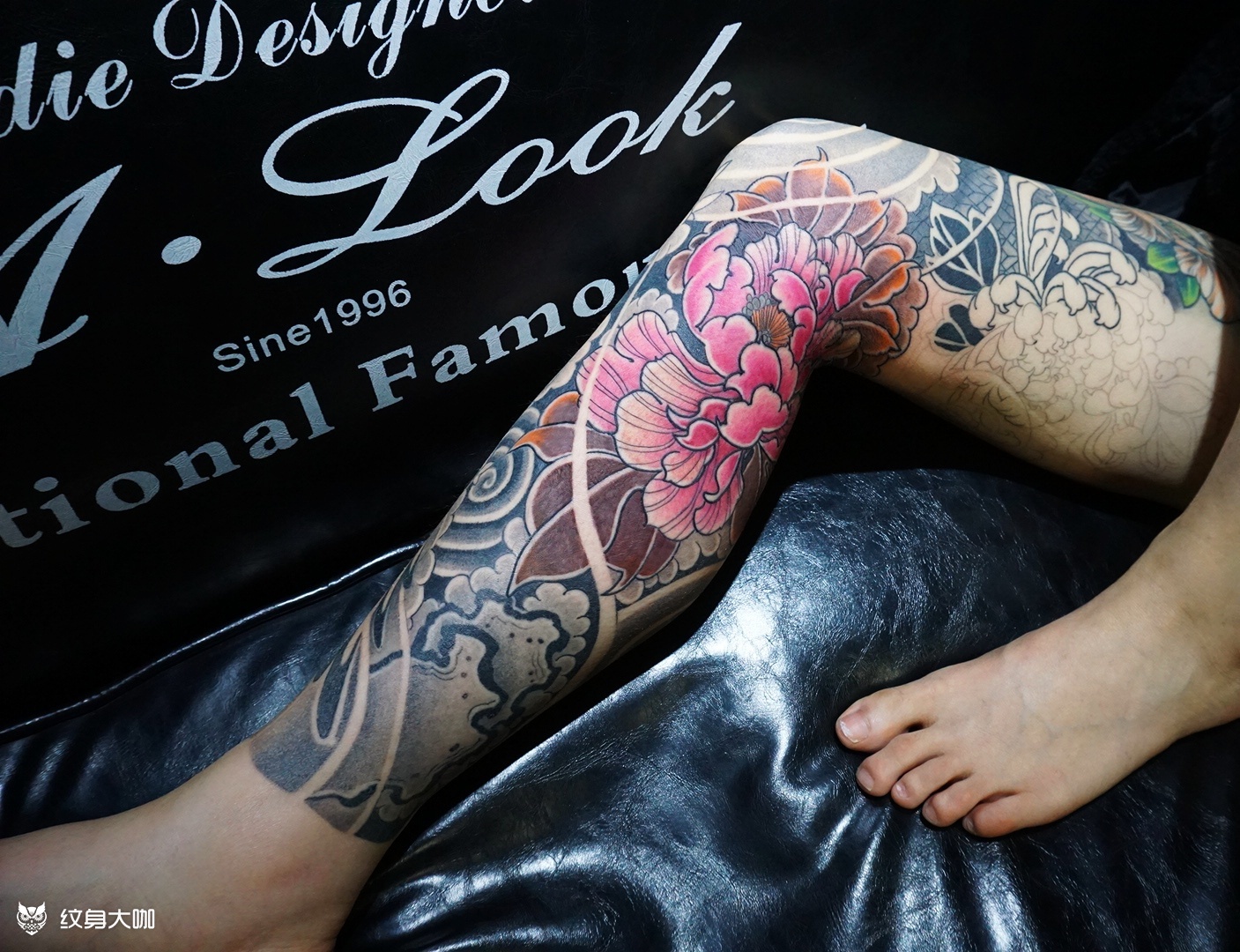 大腿彩色玫瑰花纹身图案