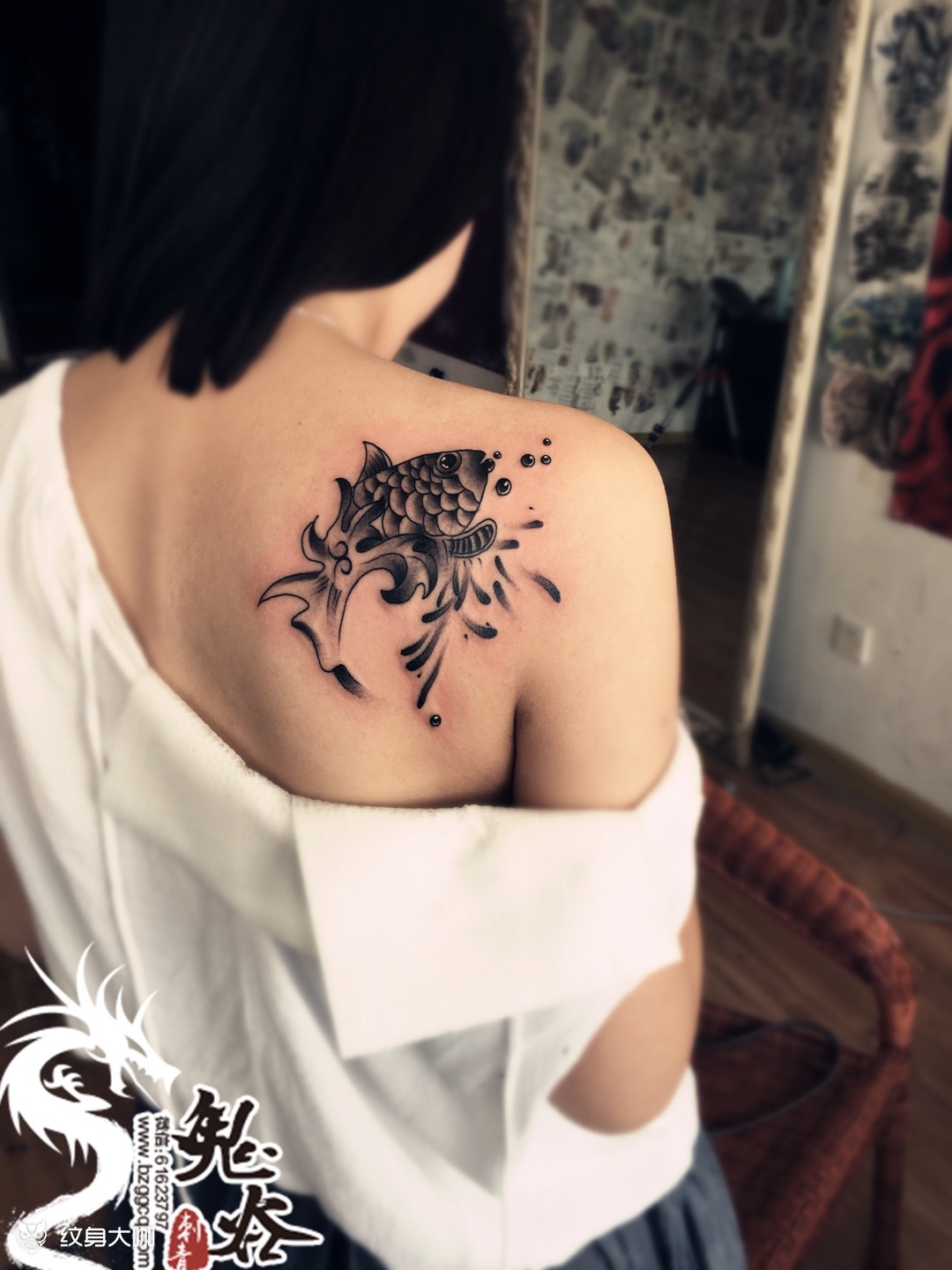 美女后背纹身