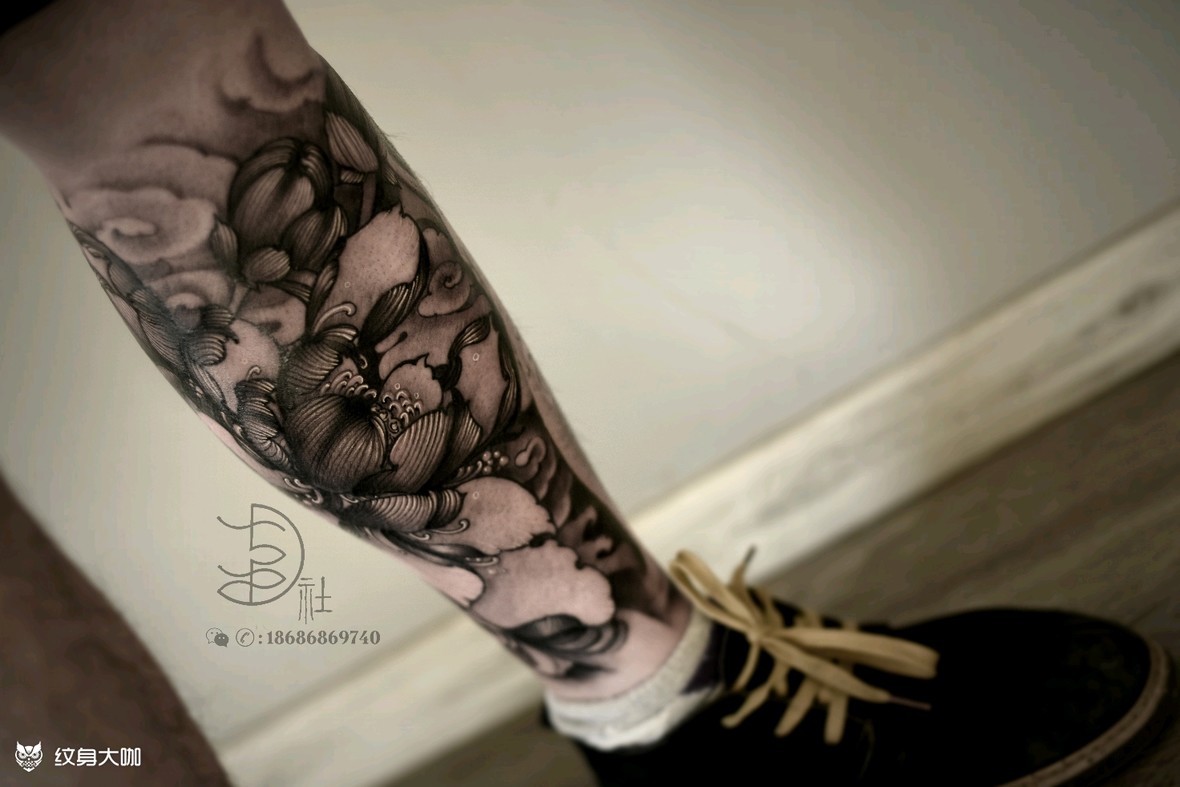大臂黑灰荷花纹身图案 - 广州纹彩刺青