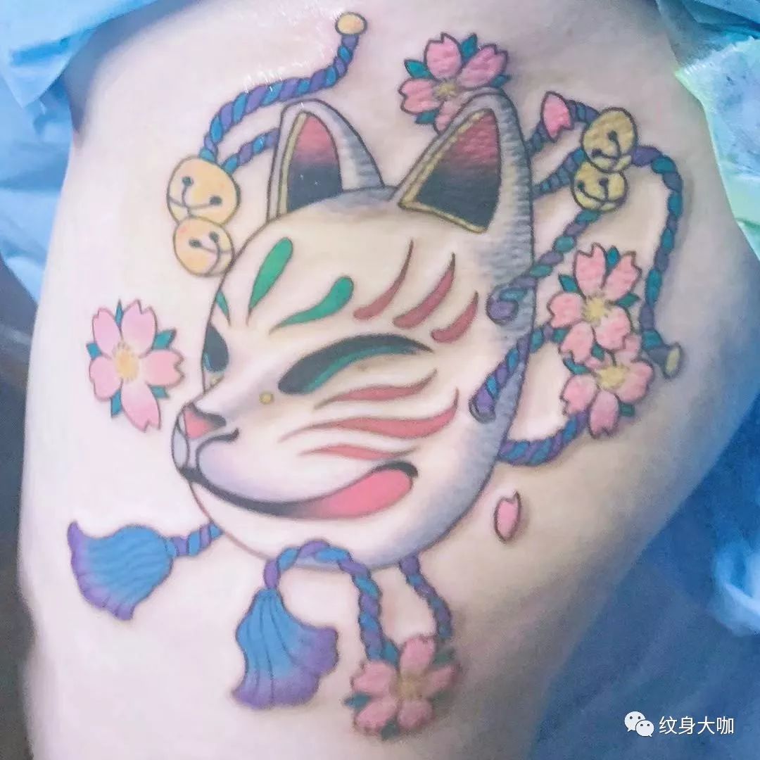 彩色狐狸牡丹花纹身图案