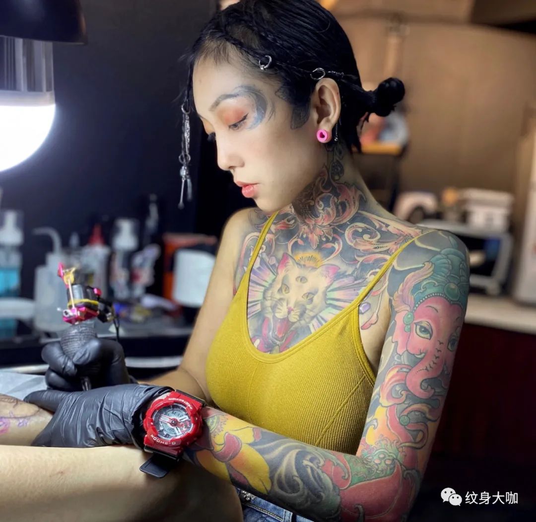 女生后肩素花纹身_上海纹身 上海纹身店 上海由龙纹身2号工作室