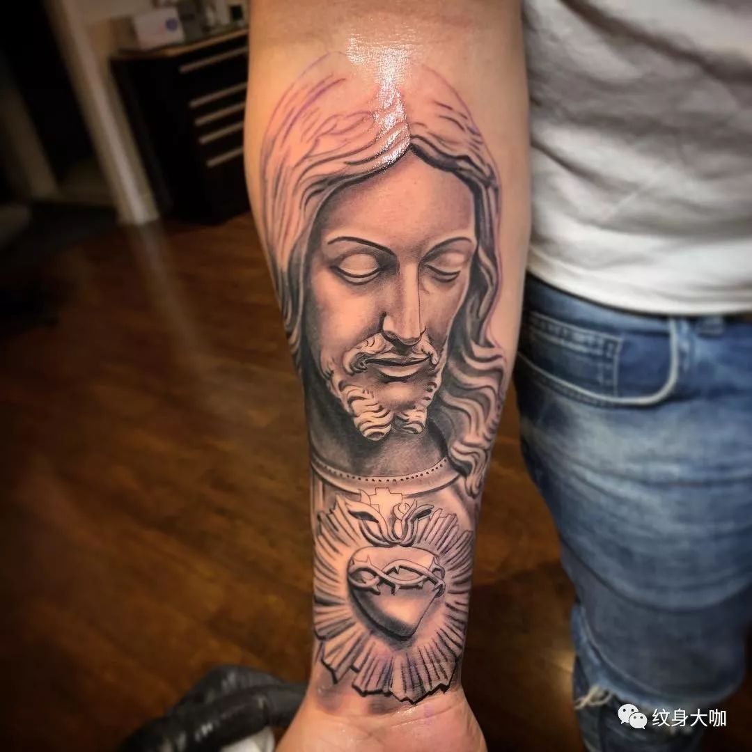 广州杜先生大臂上的欧美风格耶稣玫瑰纹身图案 - 广州纹彩刺青