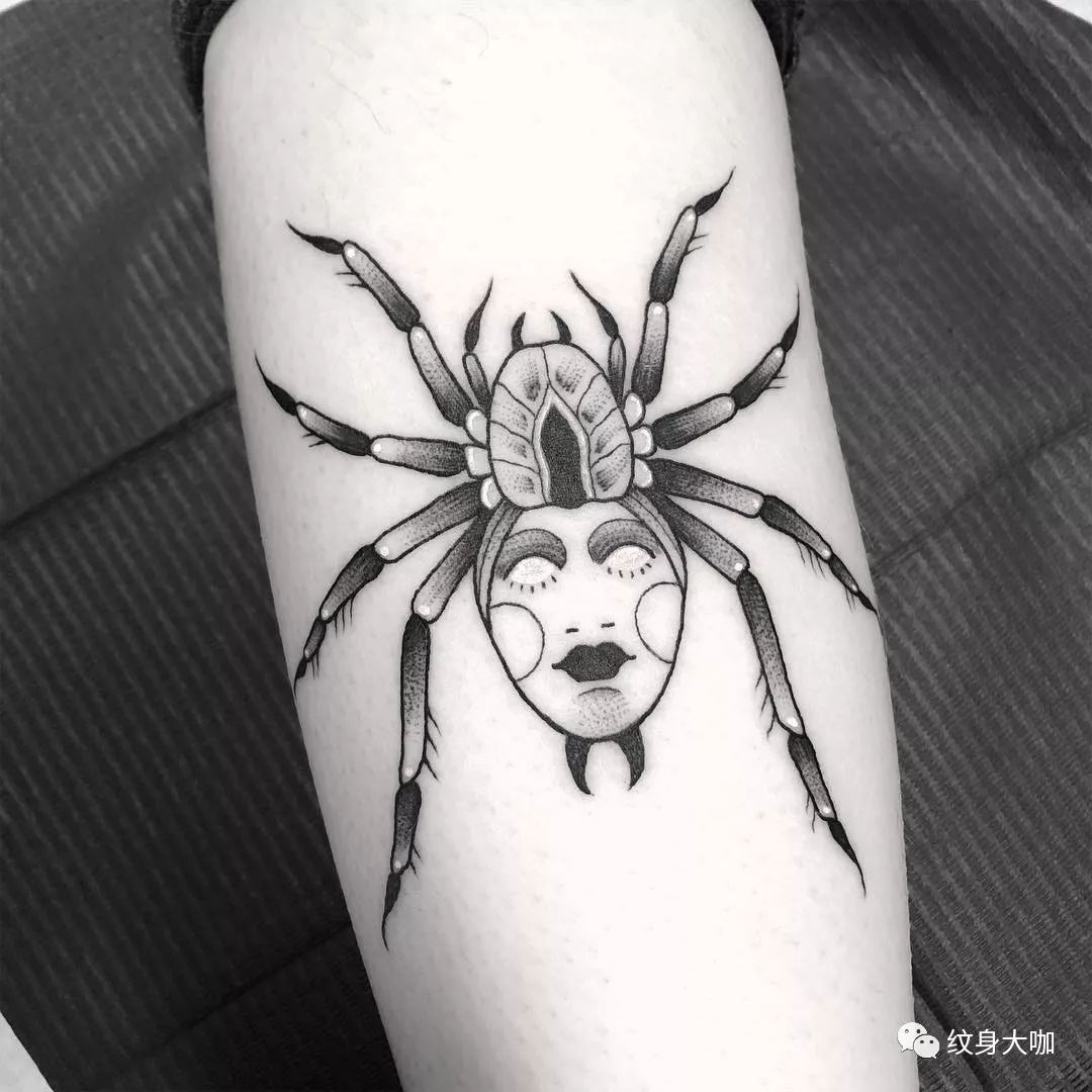 大臂黑灰写实骷髅蜘蛛小树纹身图案 - 广州纹彩刺青