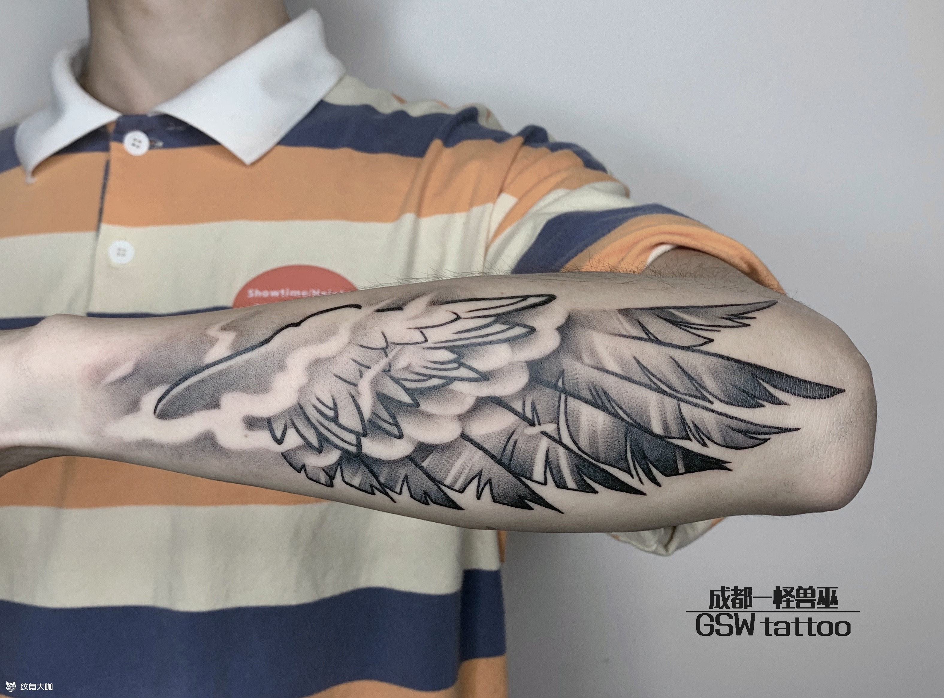 后背天使翅膀英文字母纹身图案-上海纹彩刺青
