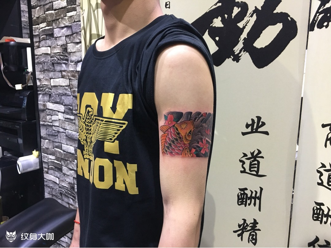 型男的鲤鱼臂环_纹身图案手稿图片_彭画吉的纹身作品集