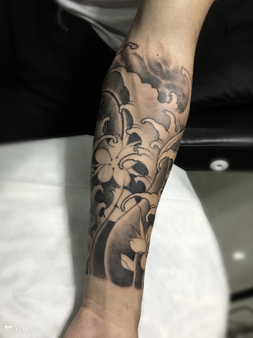 作品简介:手绘浪花……浪臂…… 小臂纹身……鼎刺青by唐