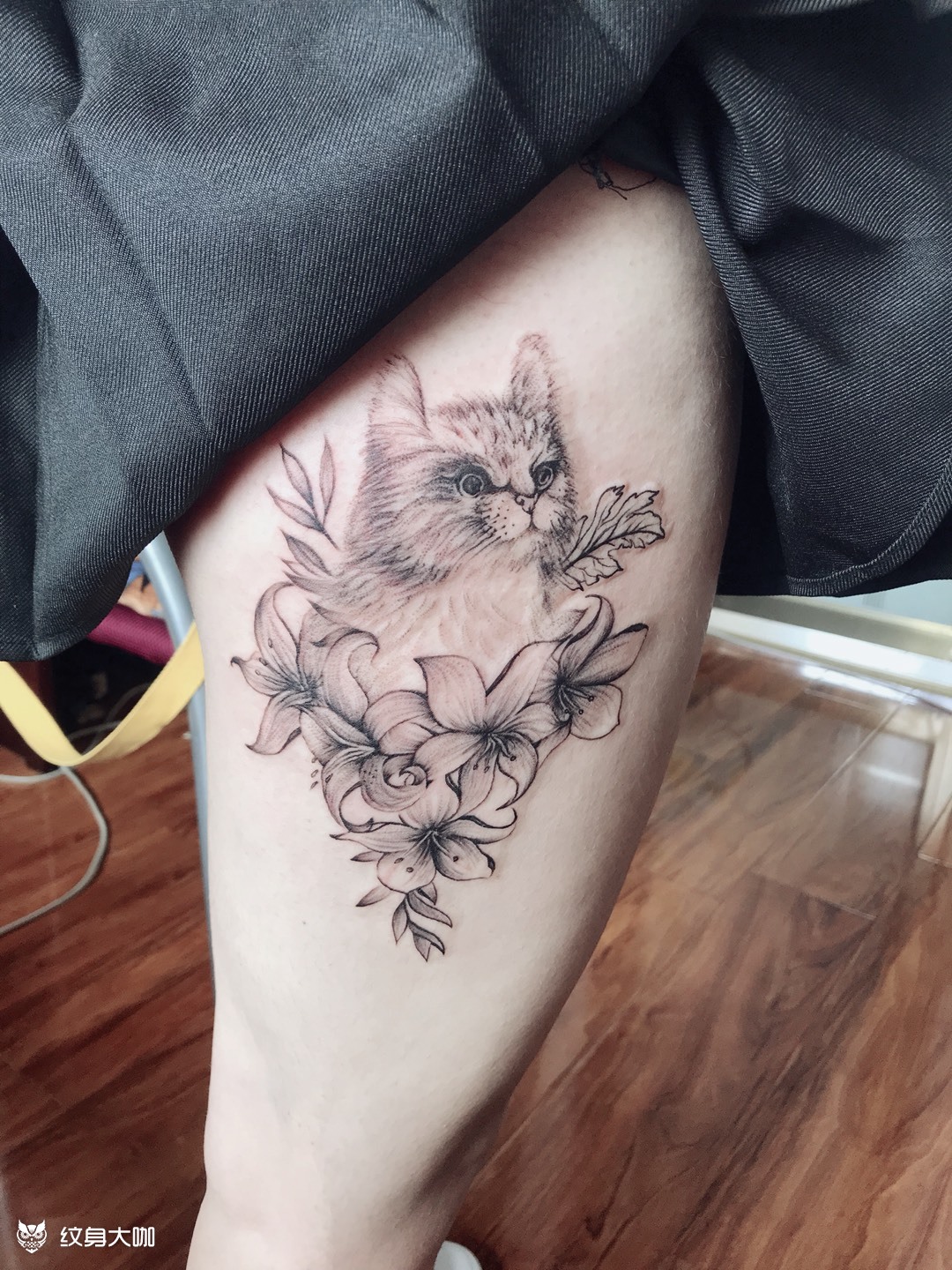 大腿猫咪加素花_纹身图案手稿图片_黄东的纹身作品集
