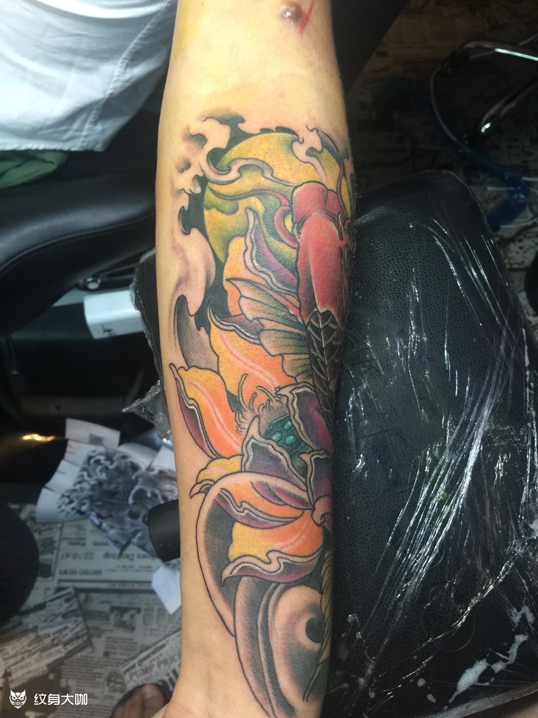 荷花锦鲤纹身图片小臂图片