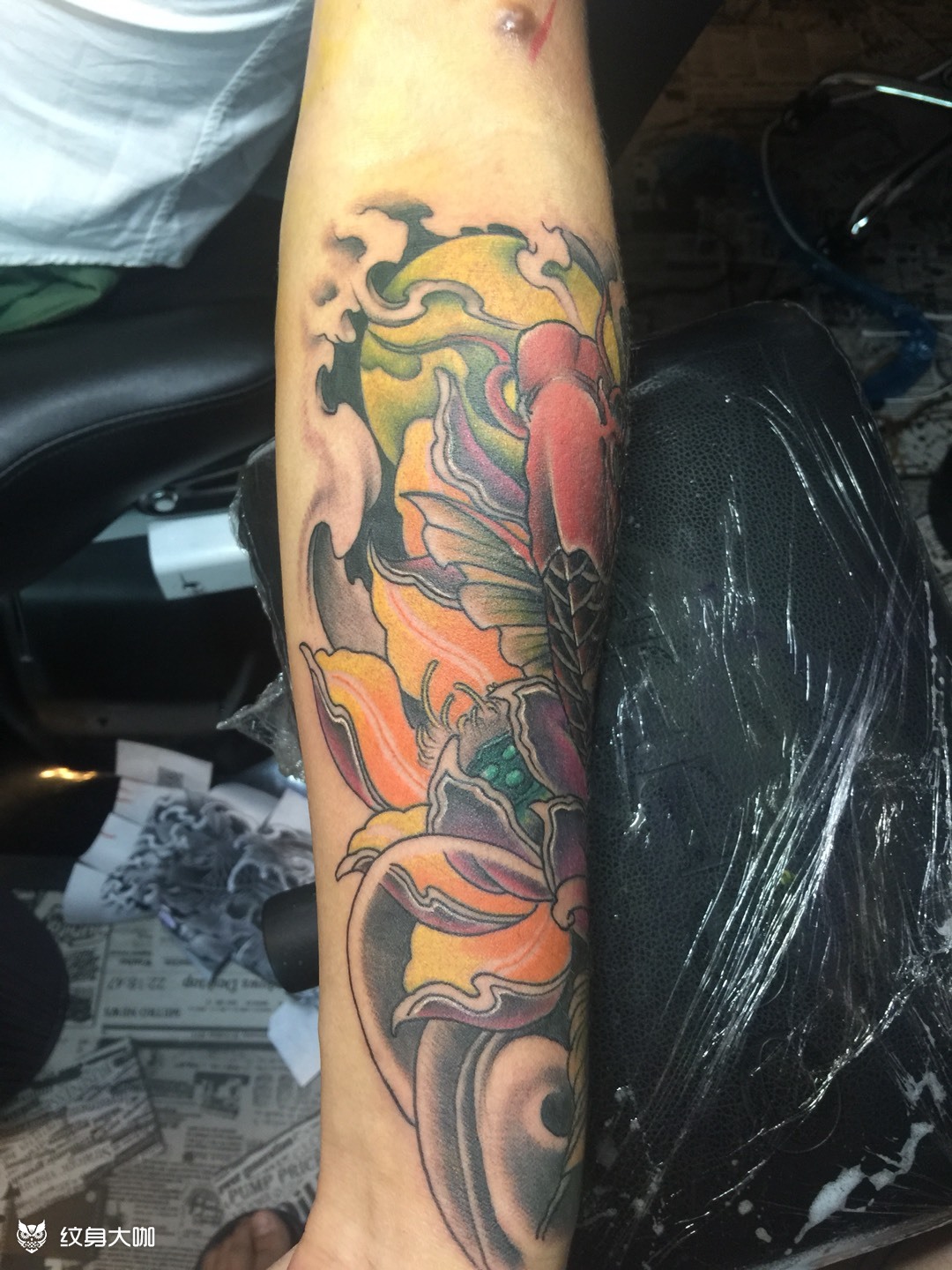 小臂彩色鲤鱼莲花_纹身图案手稿图片_雕诚的纹身作品集