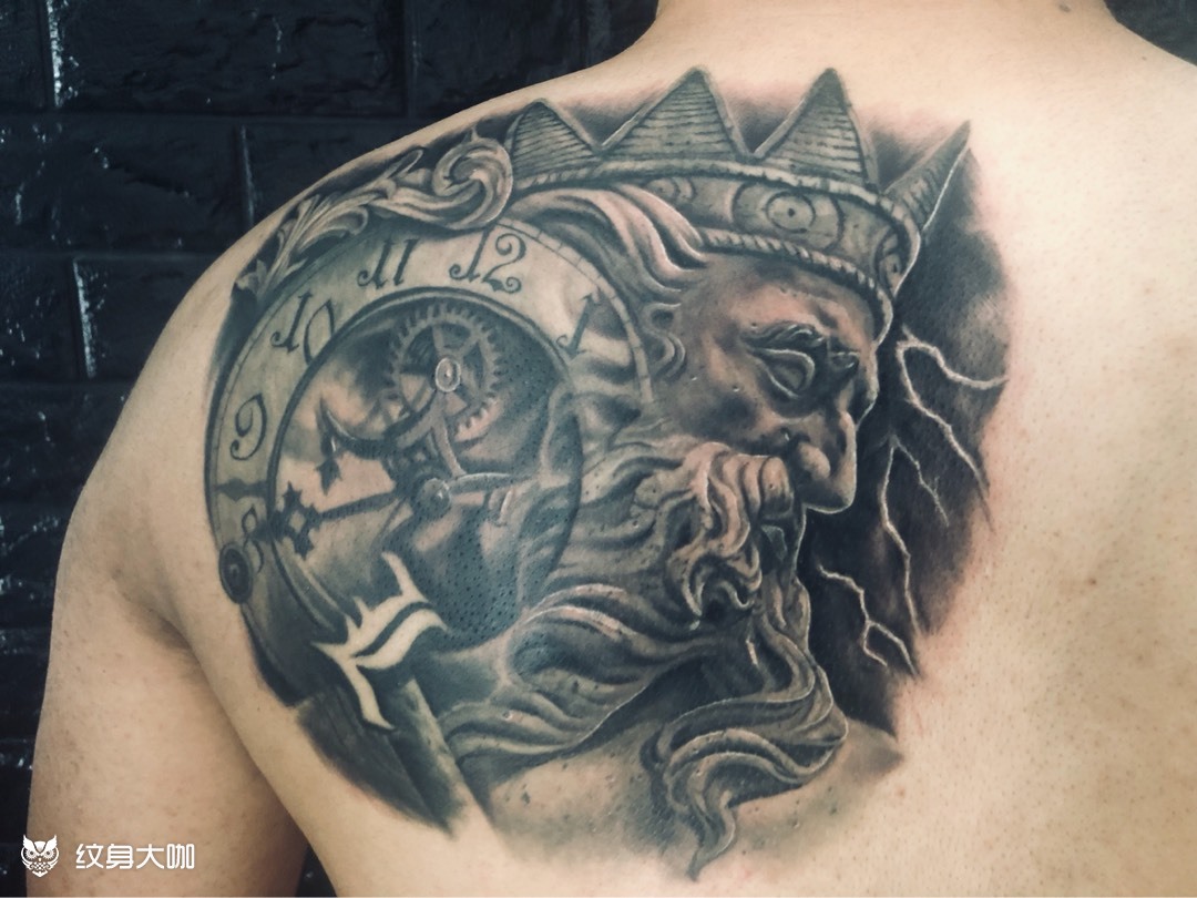 作品简介:与客人沟通时表达自己喜欢时钟和希腊神话,所以设计了波塞冬