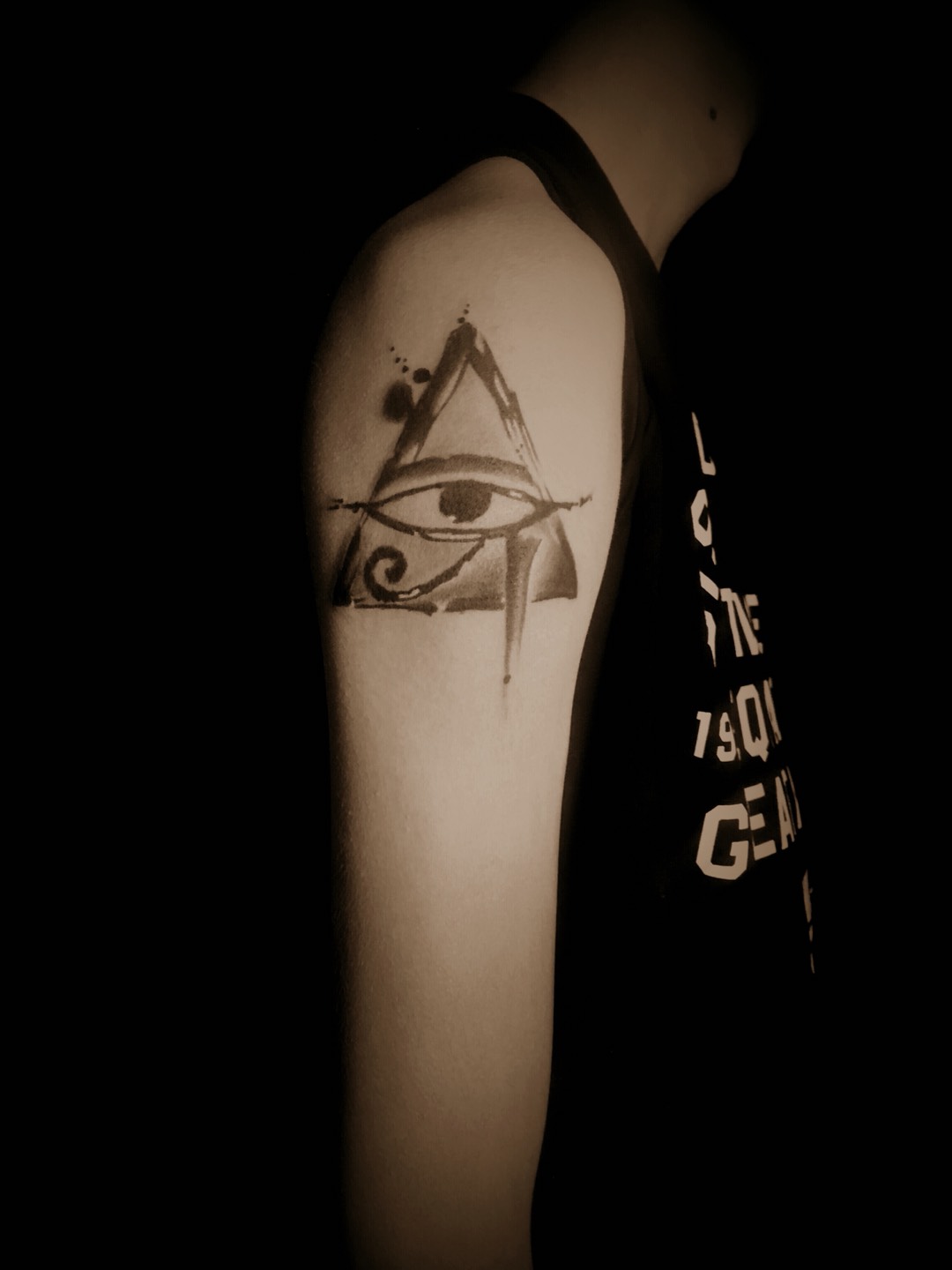 小细胳膊的荷鲁斯之眼_纹身图案手稿图片_mr.垚的纹身作品集