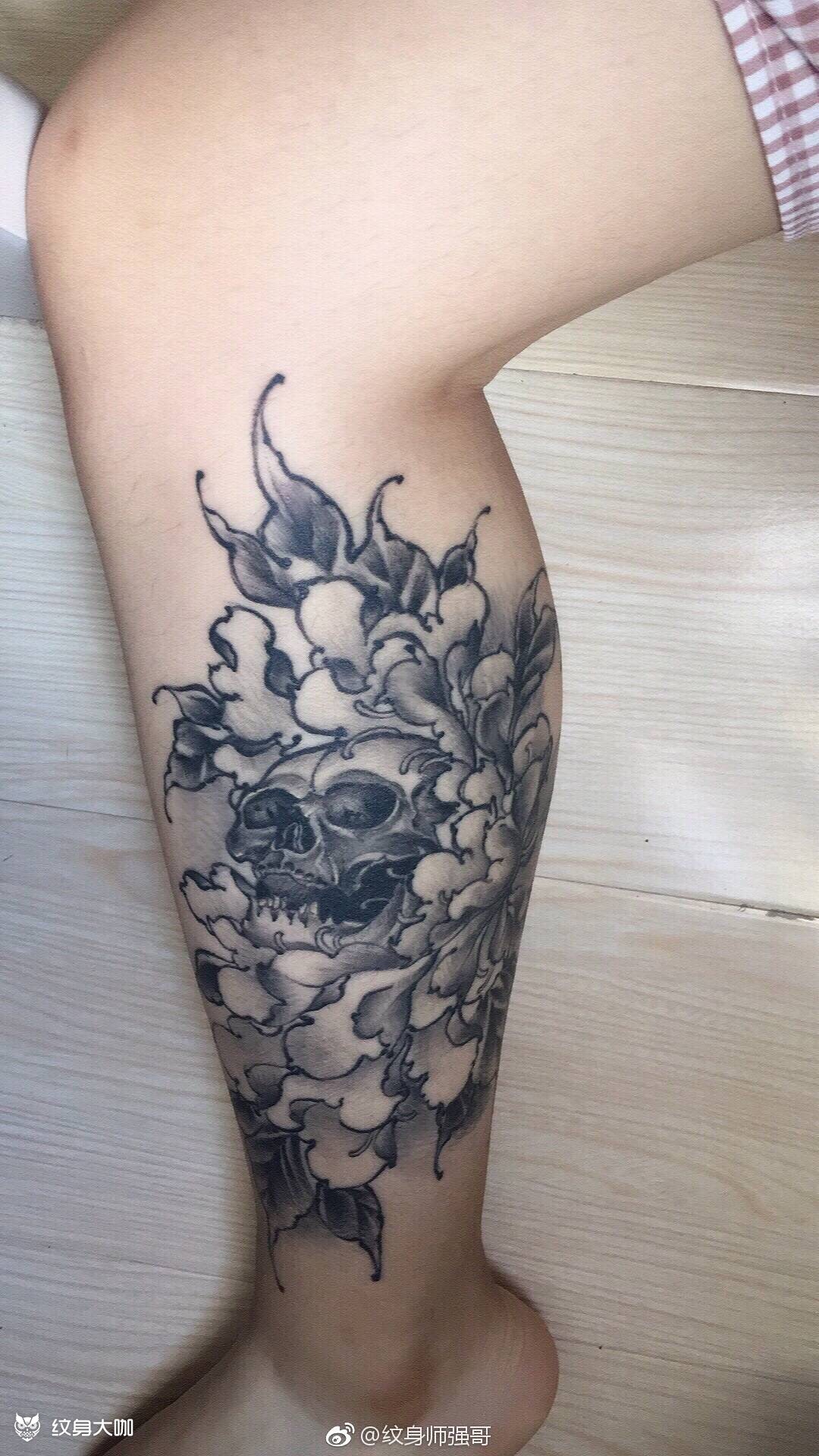 小腿外侧 黑灰骷髅 牡丹_纹身图案手稿图片_皮肤雕刻师强哥的纹身作品