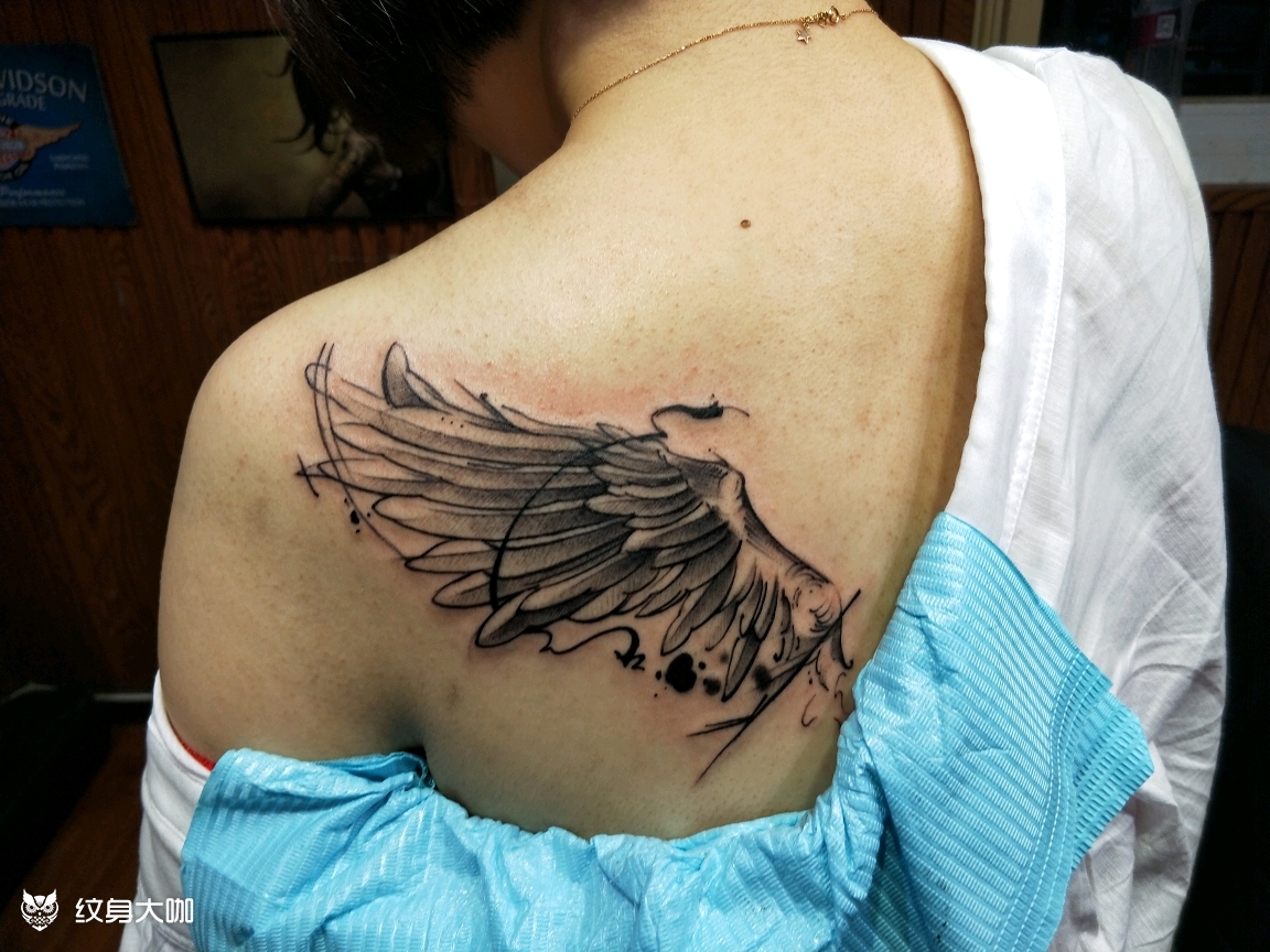 后颈纹身图案女翅膀图片