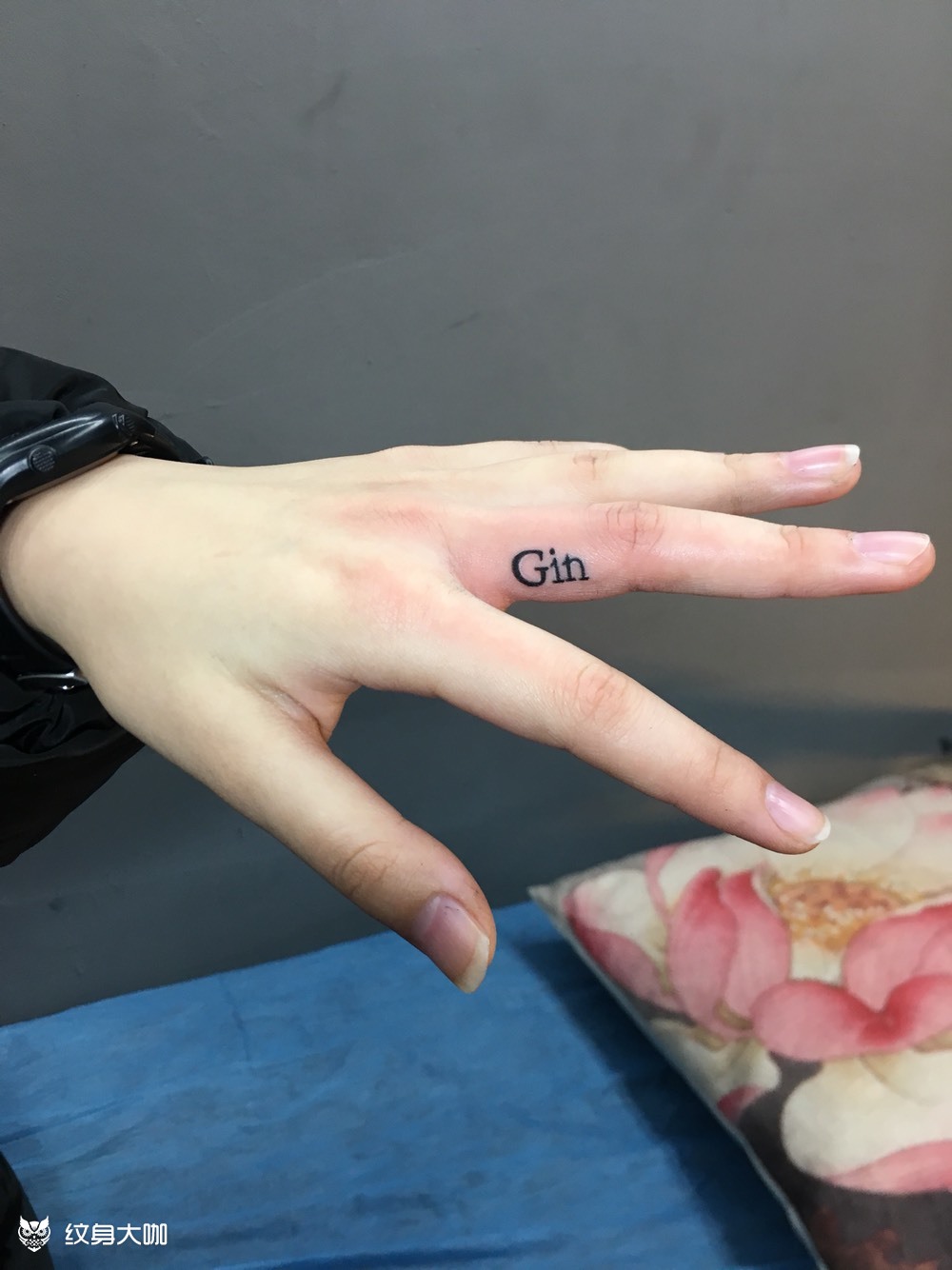 美女手指单词纹身