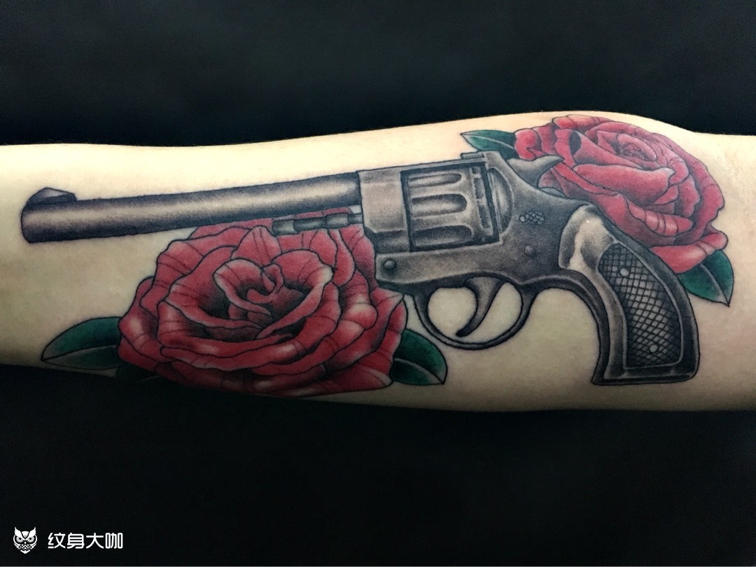 枪花纹身