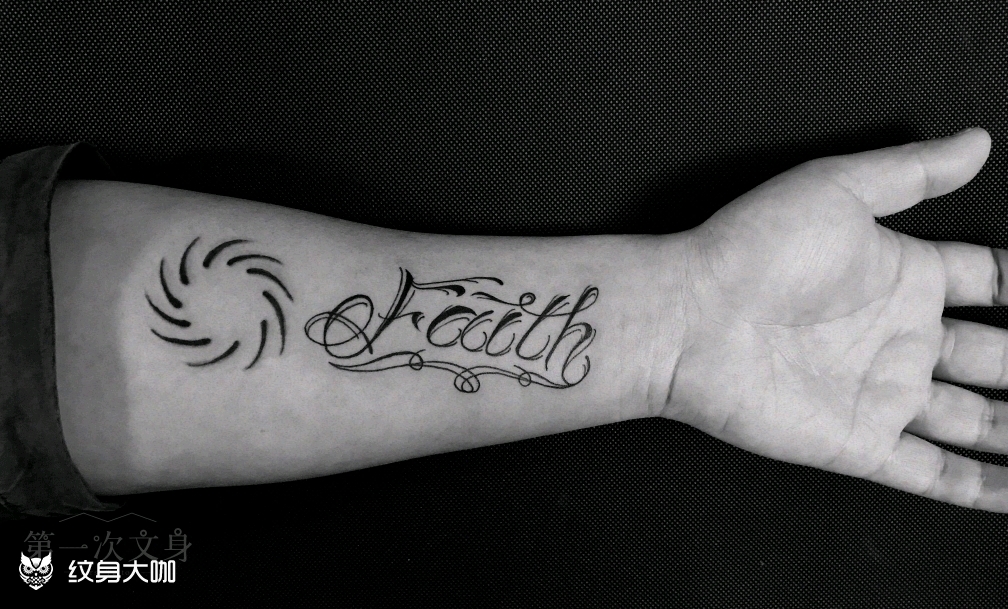 作品简介:faith | 信念 信念是人生征途中的一颗明珠, 既能在阳光下