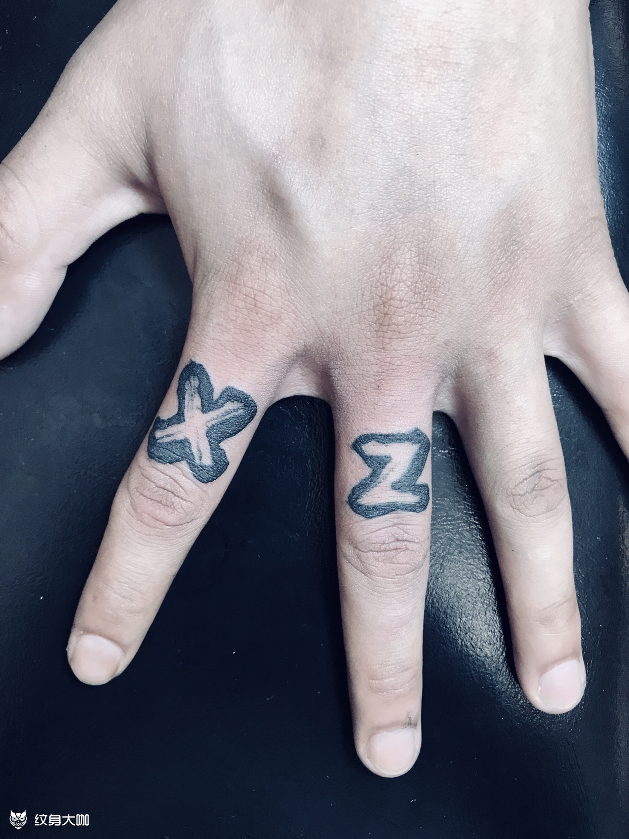 男生手指纹身 社会图片