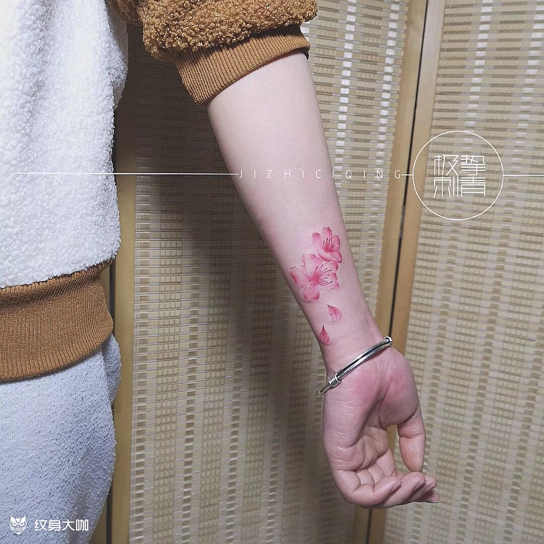 女生手腕桃花纹身图案图片
