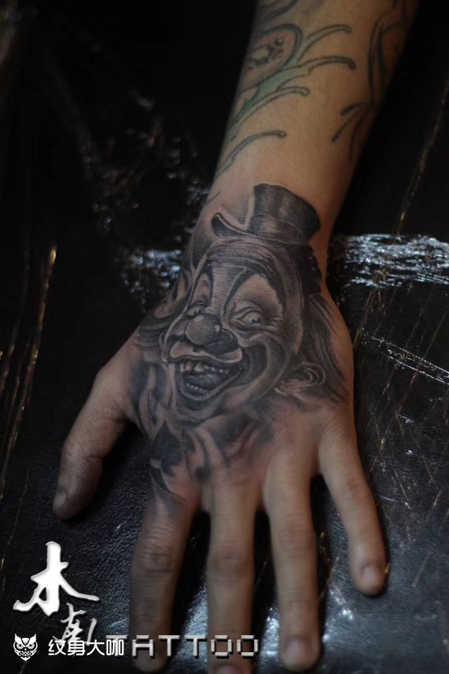 手背小丑_纹身图案手稿图片_田玥的纹身作品集