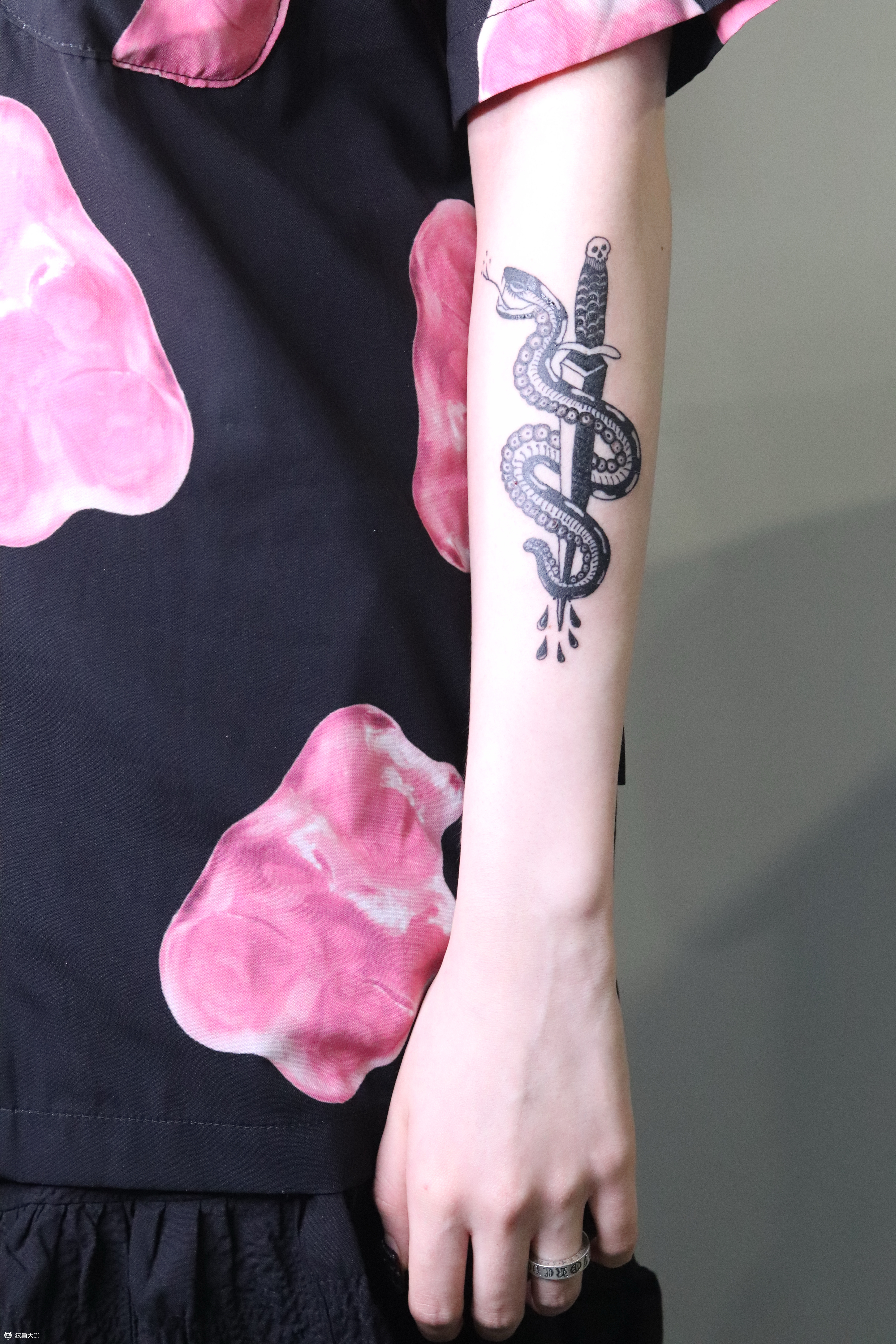 蛇与刀_纹身图案手稿图片_hana的纹身作品集