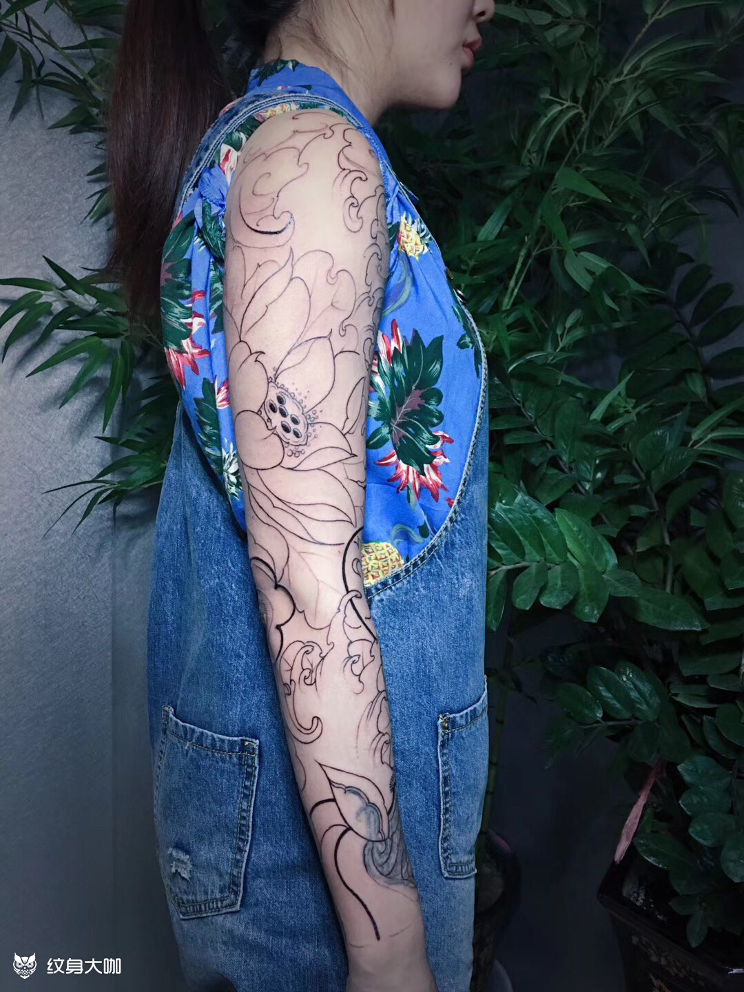 手绘花臂莲花浪割线