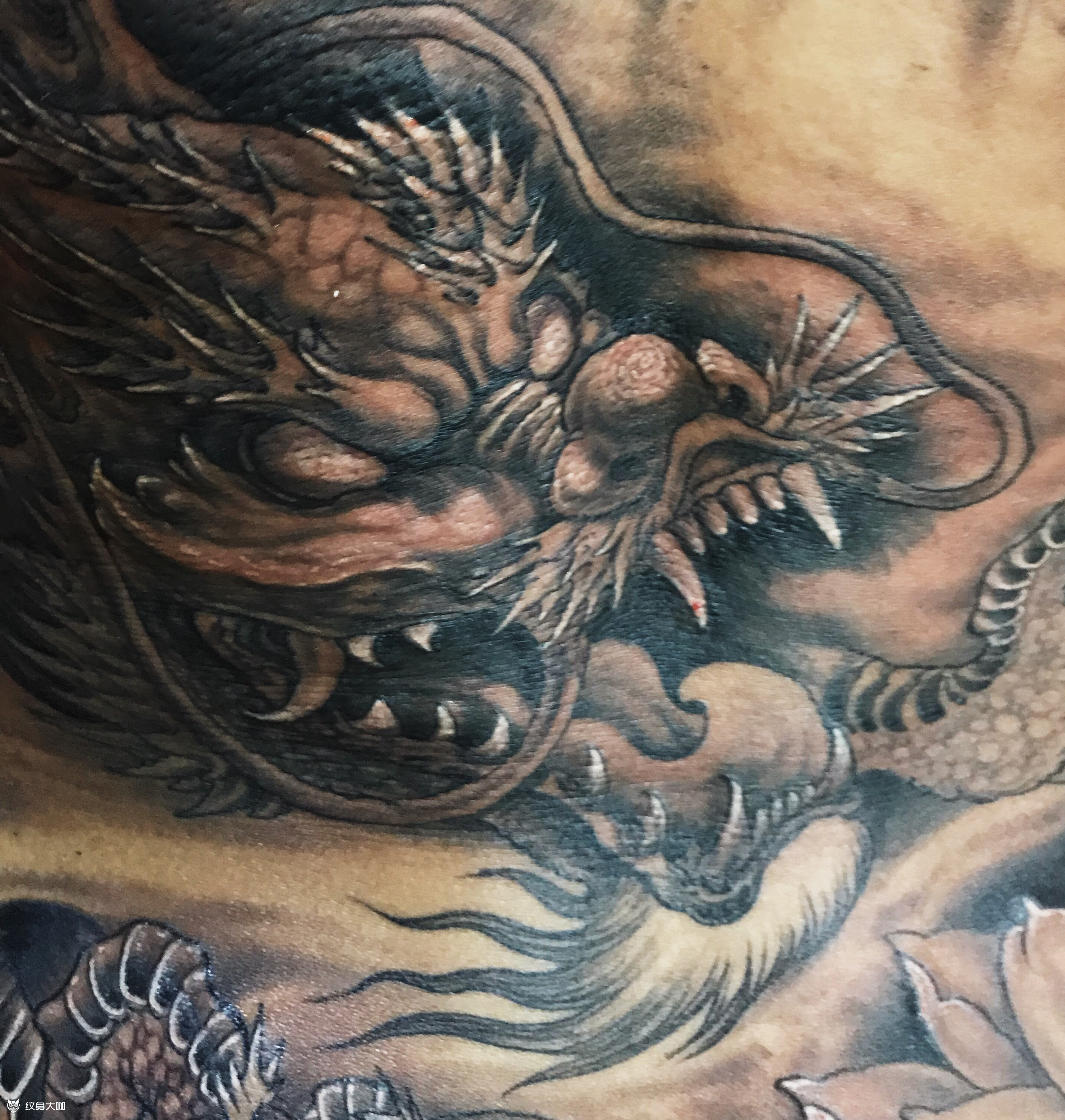 近景荷花代表守护!远景小和尚和阁楼,再远景是山水瀑布!共计16