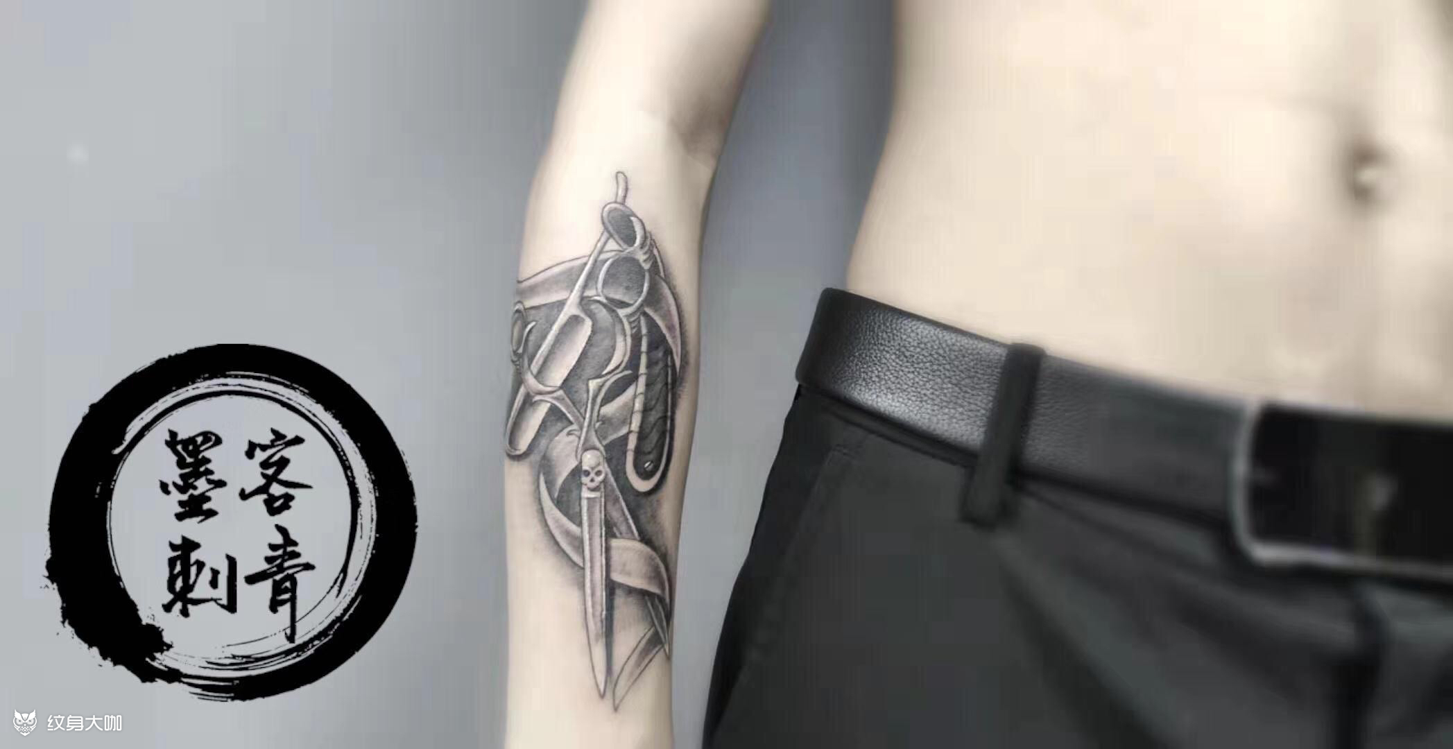 广州墨客刺青首席纹身师写实剪刀手臂欧美写实 作品简介:做美发的小