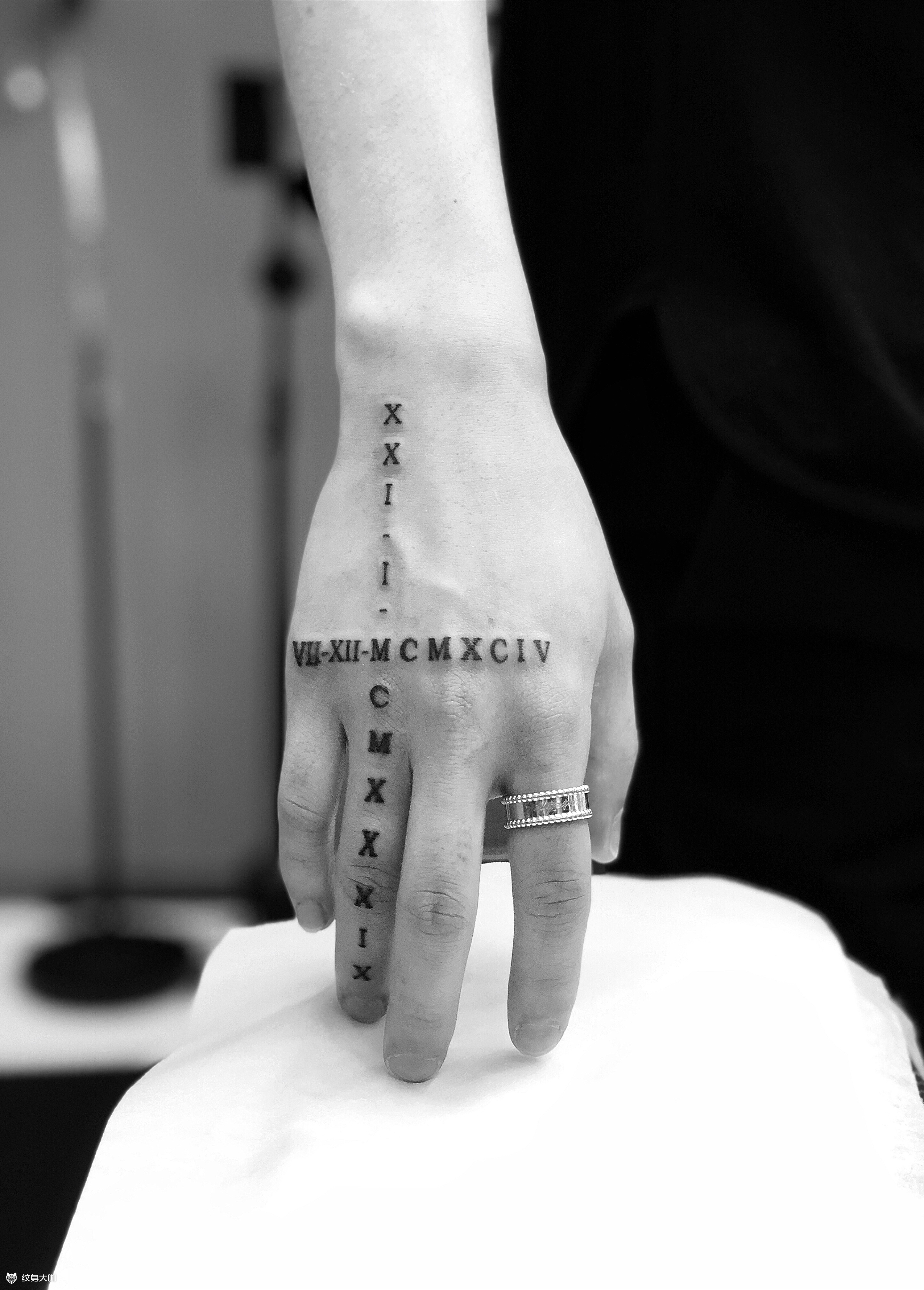 手背字母应客人要求,横竖交叉_纹身吧社区 - 纹身大咖