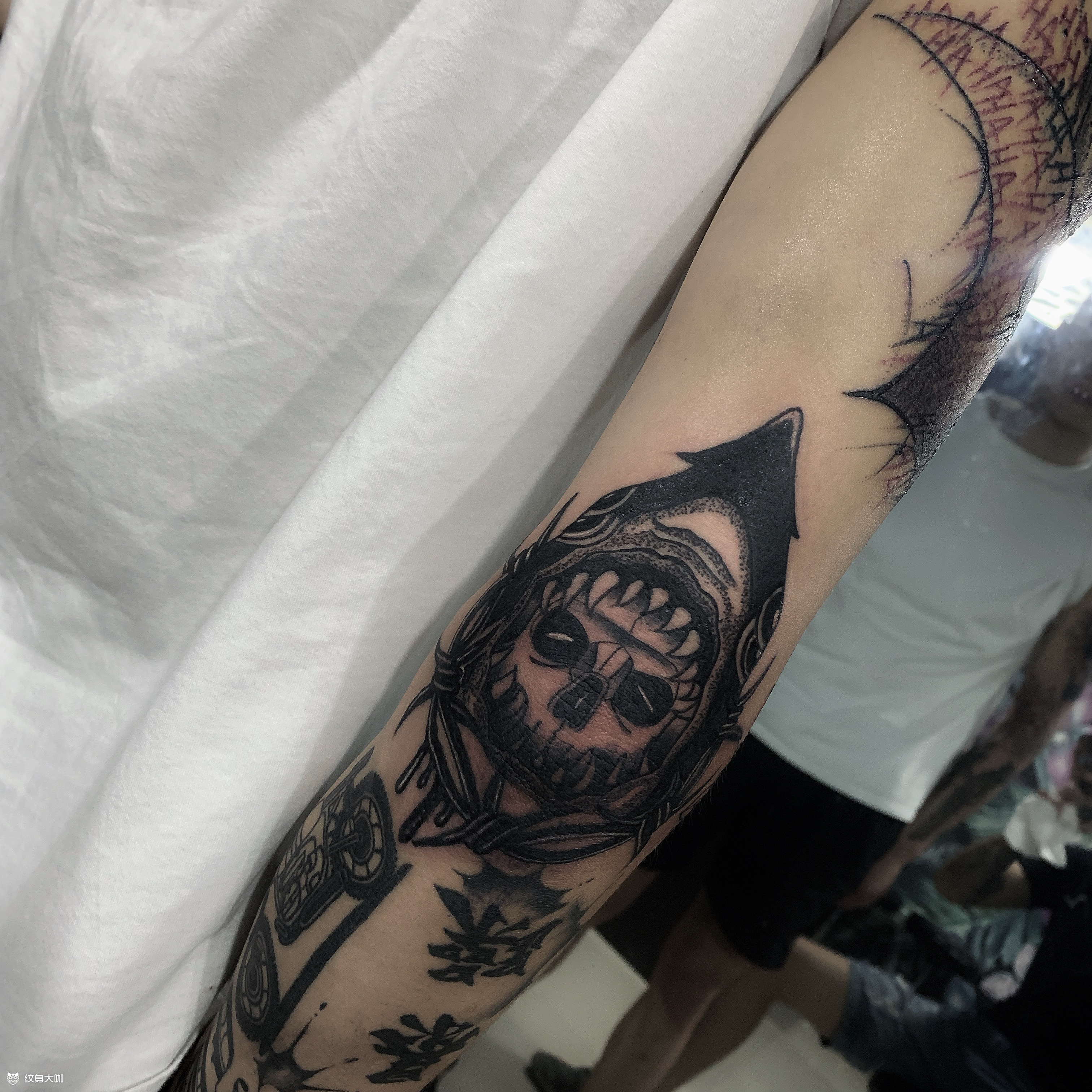 胳膊肘 暗黑风格鲨鱼_纹身图案手稿图片_刘威的纹身作品集