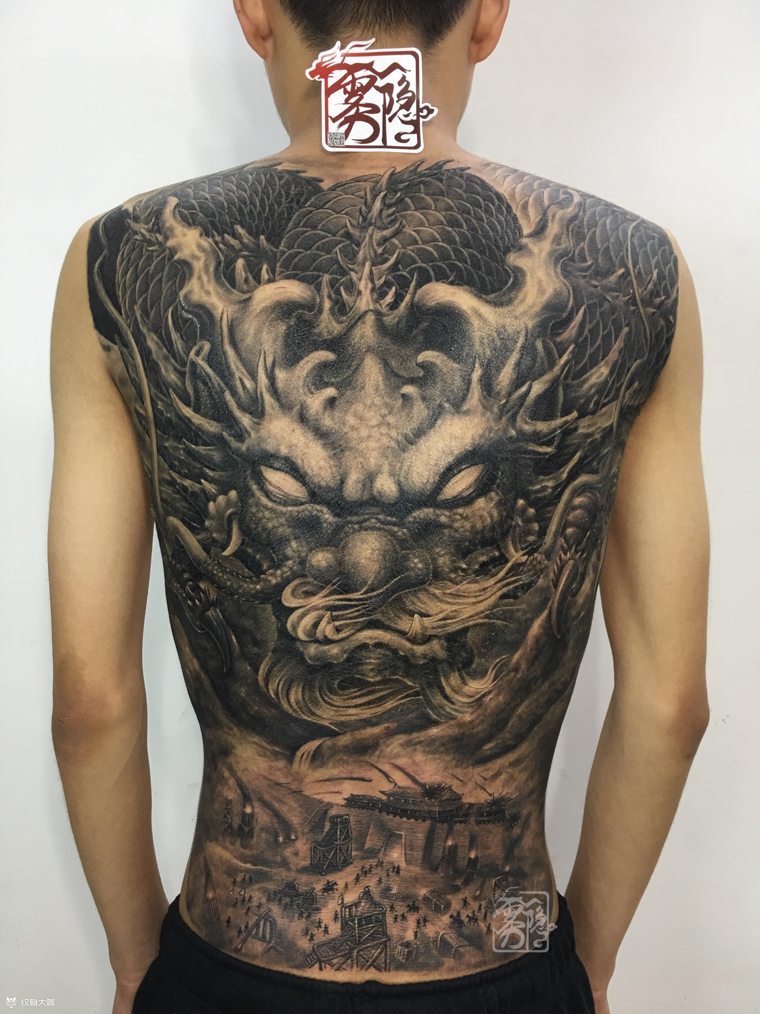 14年正式学习刺青,15年有了自己的刺青工作室,16年拜在《岳阳新刺客