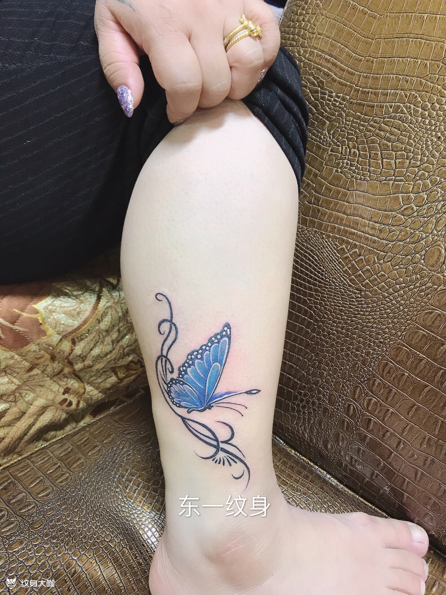 脚踝彩色蝴蝶纹身