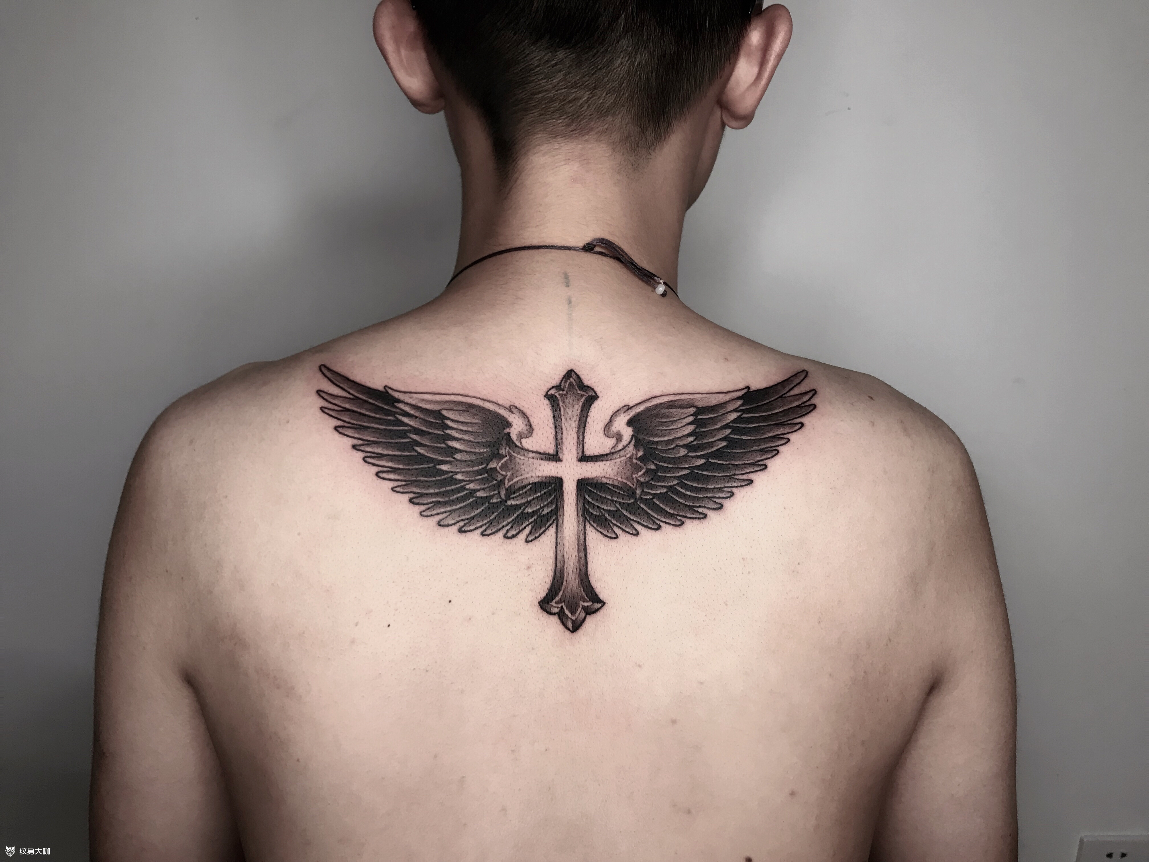 翅膀纹身图案男臂膀图片
