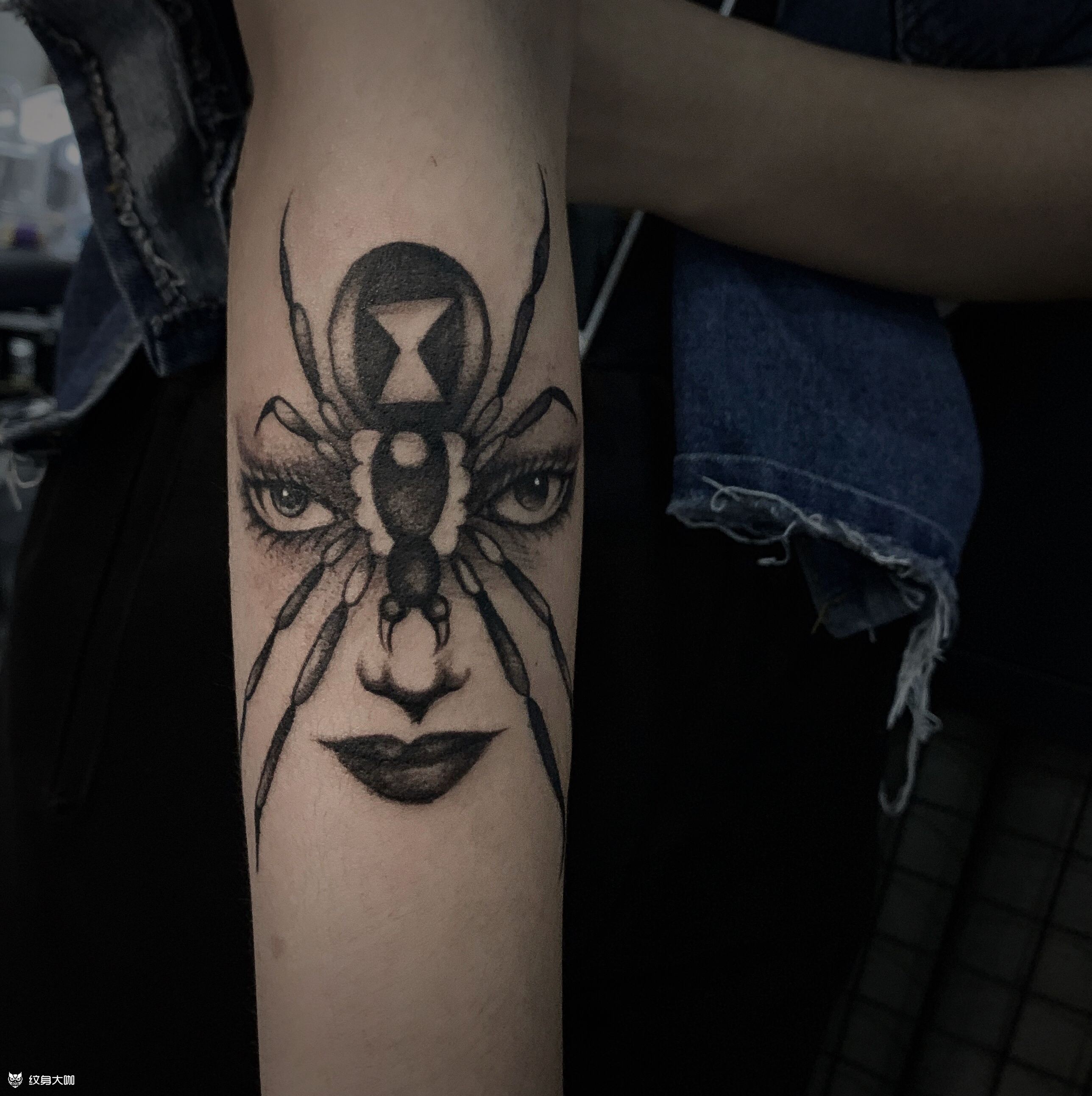 女生手臂蜘蛛纹身