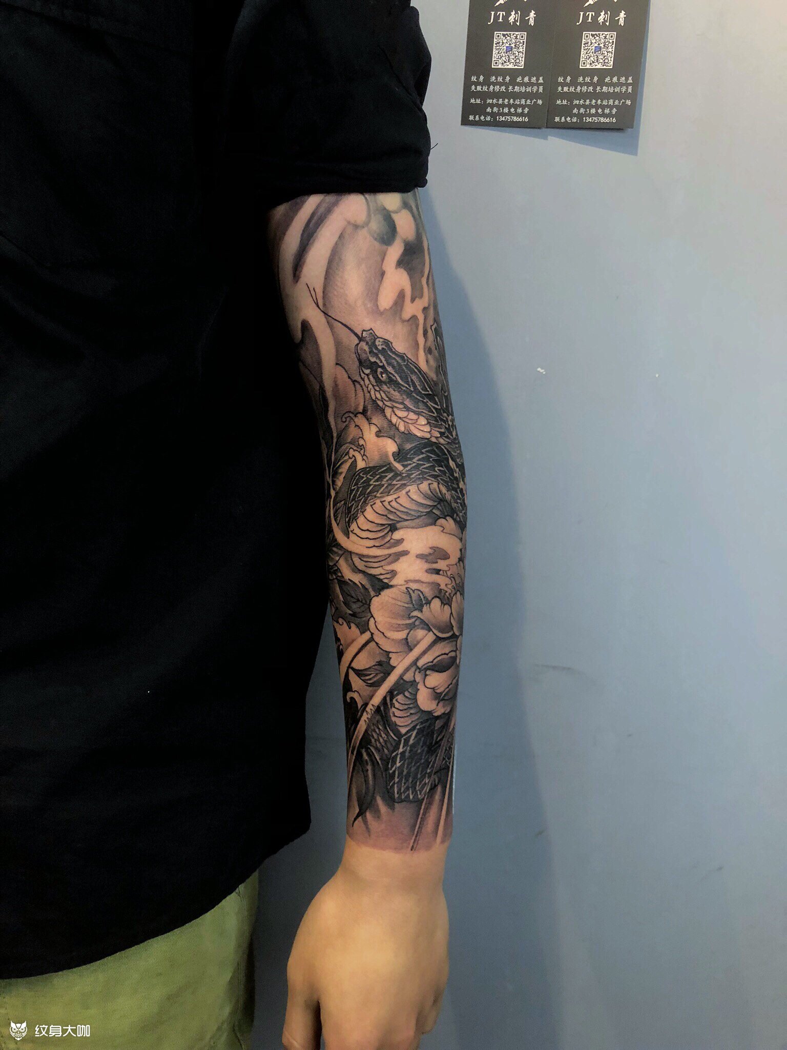 蛇盘牡丹纹身图 手臂图片