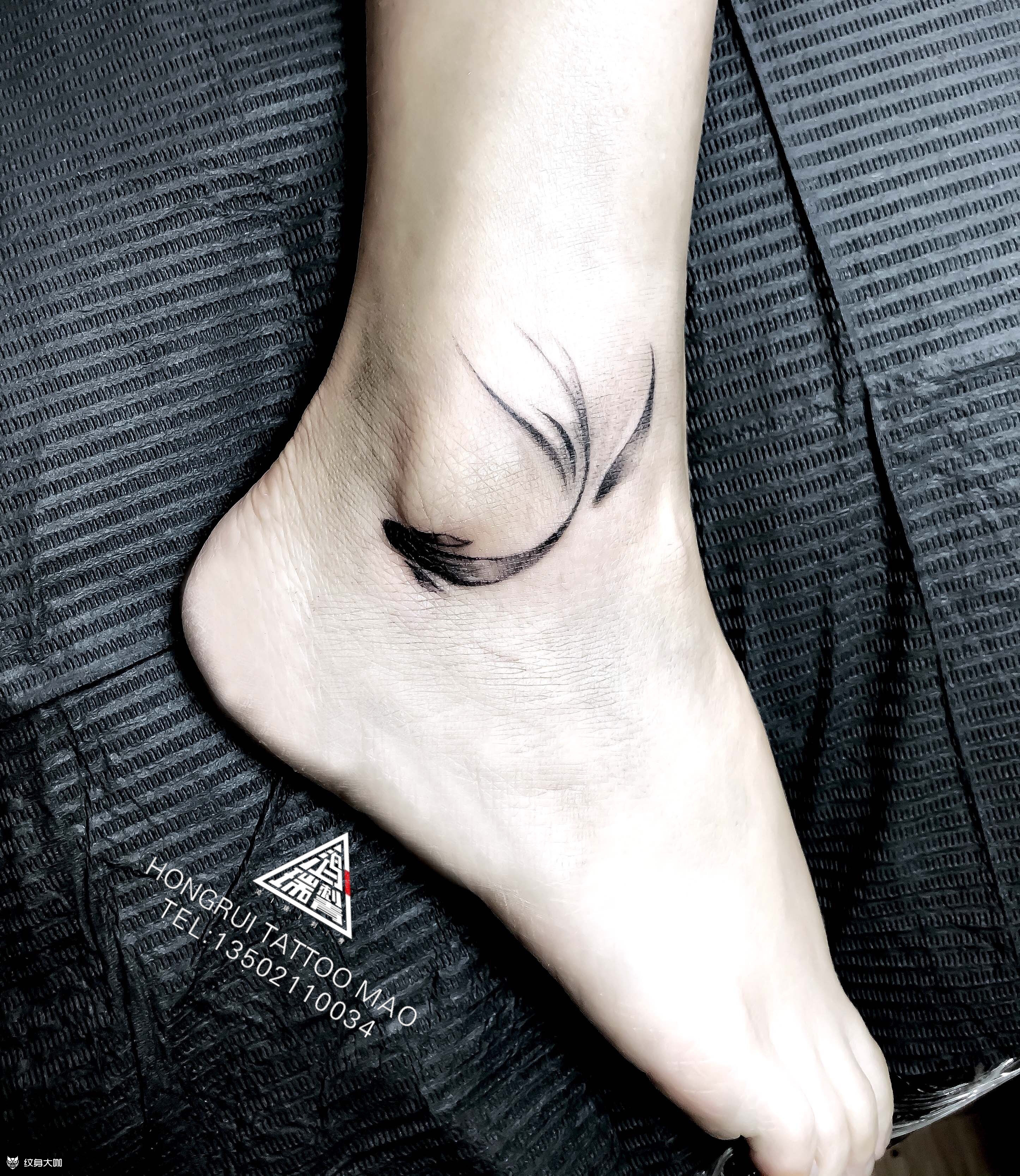 水墨鱼儿纹身脚踝