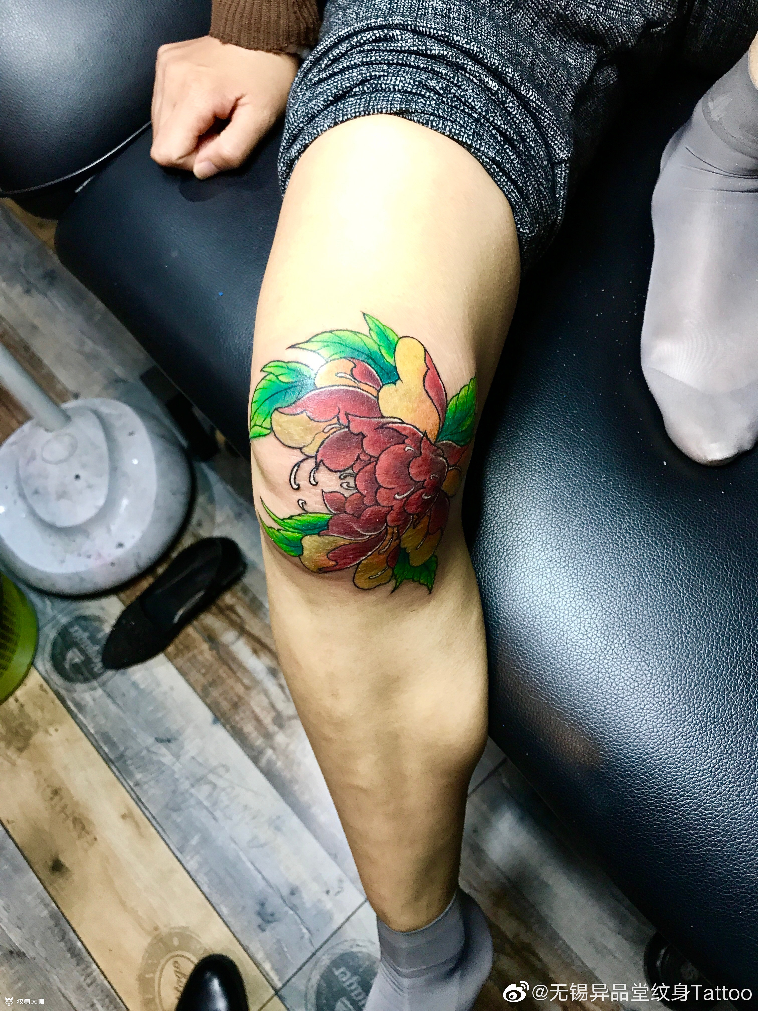 牡丹花客人多年前摔伤膝盖留下_纹身吧社区 - 纹身大咖